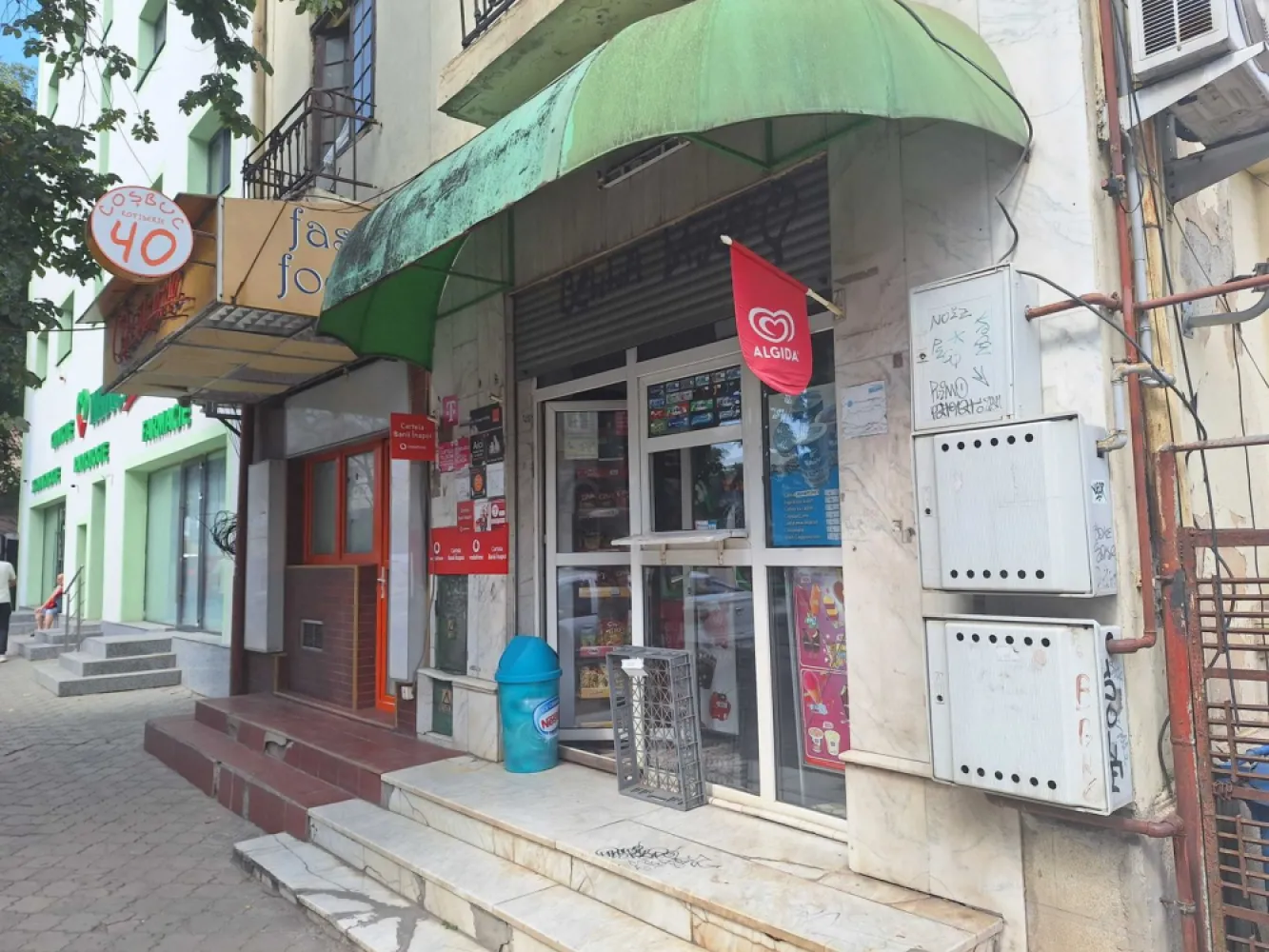 Vand doua spatii comerciale invecinate zona centrala Pta George Cosbuc - Vand stradal 2 spatii comerciale invecinate, fiecare 40 mp , suprafata totala 80mp, s+p , zonă centrala, Piata George Cosbuc, adresa : Bdul George Cosbuc nr. 40, sector 5, Bucuresti