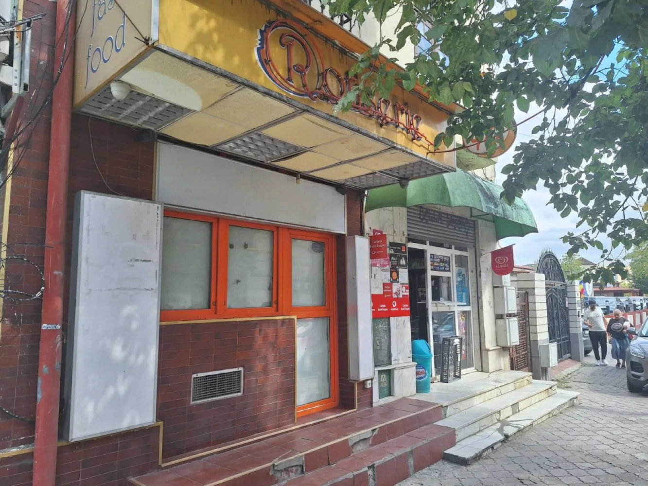Vand doua spatii comerciale invecinate zona centrala Pta George Cosbuc - Vand stradal 2 spatii comerciale invecinate, fiecare 40 mp , suprafata totala 80mp, s+p , zonă centrala, Piata George Cosbuc, adresa : Bdul George Cosbuc nr. 40, sector 5, Bucuresti