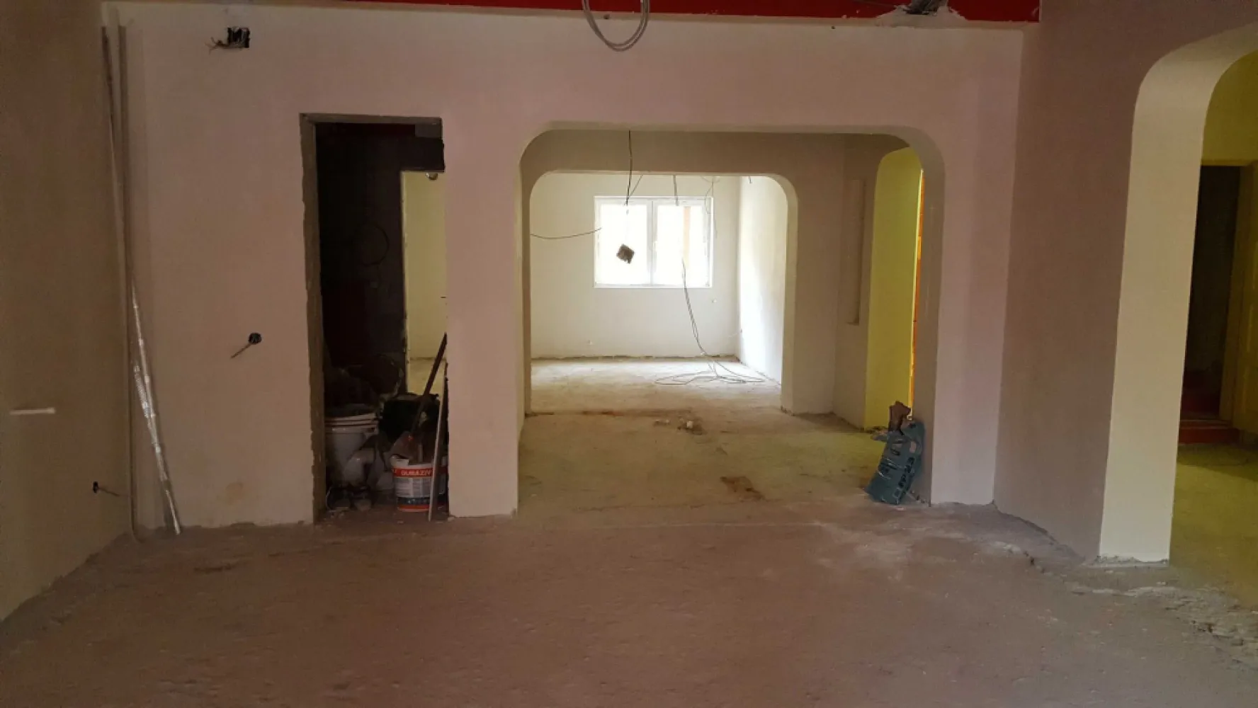 Spatiu Comercial - Spatiu comercial in vila zona Piata Salajan str. Soldat Stelian Mihale aproximativ 200mp ,curte interioara spate ,curte interioara fata cu accaes din strada ,apa ,canal,gaze,220 v,380 v.