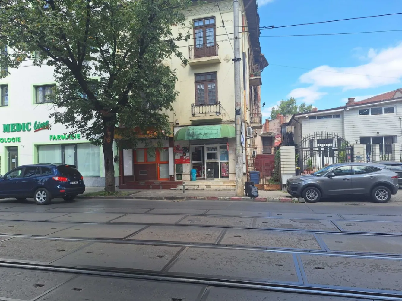 Vand doua spatii comerciale invecinate zona centrala Pta George Cosbuc - Vand stradal 2 spatii comerciale invecinate, fiecare 40 mp , suprafata totala 80mp, s+p , zonă centrala, Piata George Cosbuc, adresa : Bdul George Cosbuc nr. 40, sector 5, Bucuresti