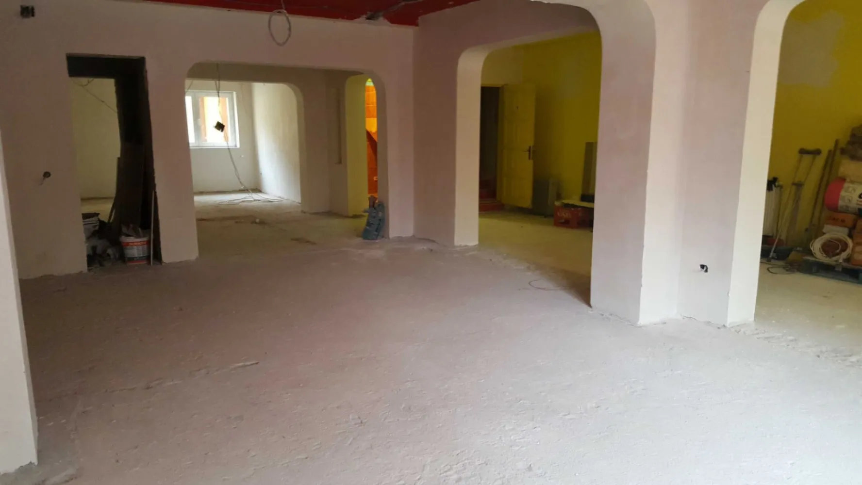 Spatiu Comercial - Spatiu comercial in vila zona Piata Salajan str. Soldat Stelian Mihale aproximativ 200mp ,curte interioara spate ,curte interioara fata cu accaes din strada ,apa ,canal,gaze,220 v,380 v.