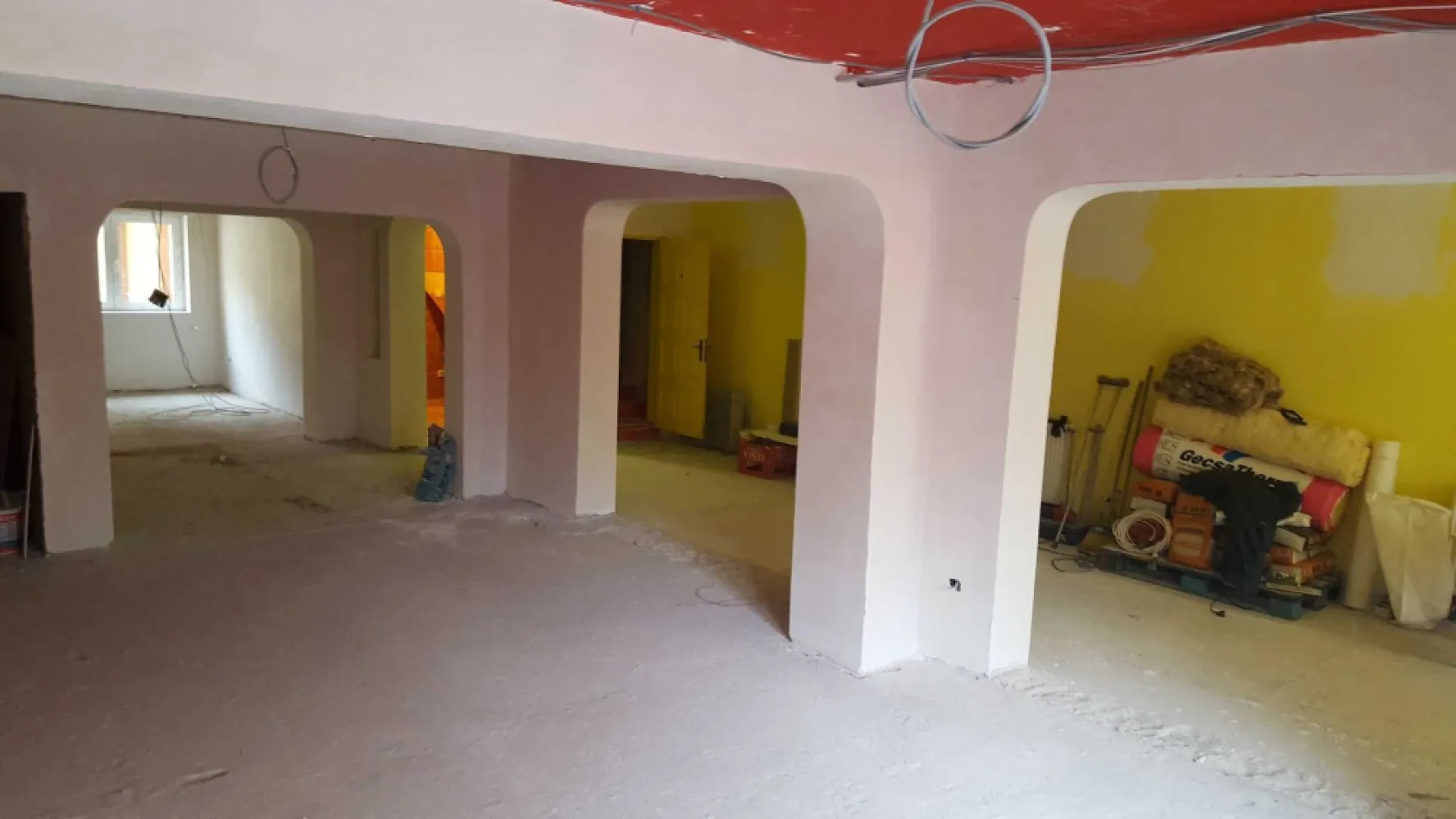 Spatiu Comercial - Spatiu comercial in vila zona Piata Salajan str. Soldat Stelian Mihale aproximativ 200mp ,curte interioara spate ,curte interioara fata cu accaes din strada ,apa ,canal,gaze,220 v,380 v.