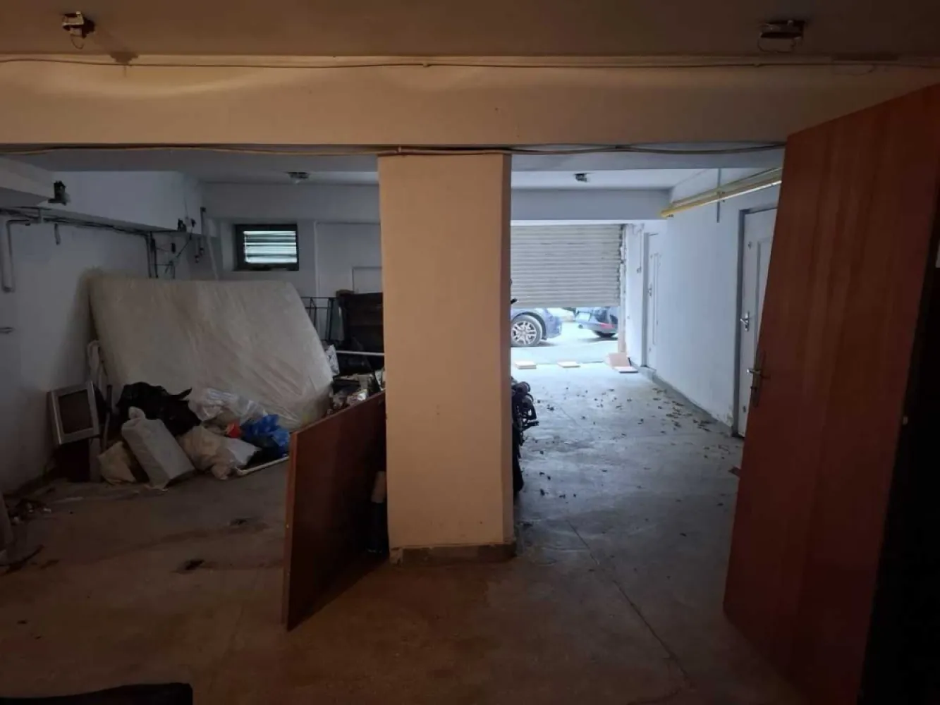Vand Garaj Spati Comercia StradaStr Aurel Vlaicu vizavi de Dinamo 45mp - Va oferim spre vanzare un garaj -Spatiul Comercial stradal 3min Metrou Stefan Cel Mare Ultracentral cu o suprafata de 45 mp vizavi de Stadionul Dinamo, Str. Aurel Vlaicu, este liber oricand se poate ocupa, se poate si 16 mp cumpara are curent apa, gaz. Va asteptam la vizionare, Pret este 48990 Euro usurel negociabil,