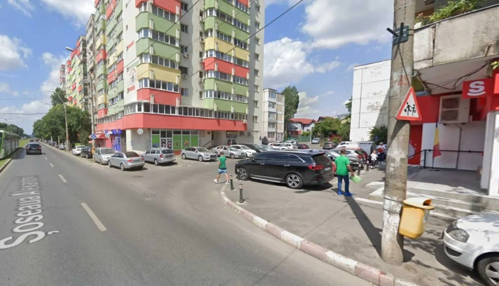 Vanzare Spatiu Comercial - Soseaua Alexandriei - Spatiu Comercial de Vanzare Soseaua Alexandriei - pozitie pe bulevard Vizibilitate sporita. si zona cu vad comercial. Zona cu densitate de blocuri P+10 foarte ridicata. Suprafata Utila: 40 mp. Vintra: 7,5 ml. Stare interior - foarte buna - recent renovat Pret: 165.000 Euro, TVA 0, negociabil. Oferta apartine agentiei de consultanta imobiliara SEVIA GTC.