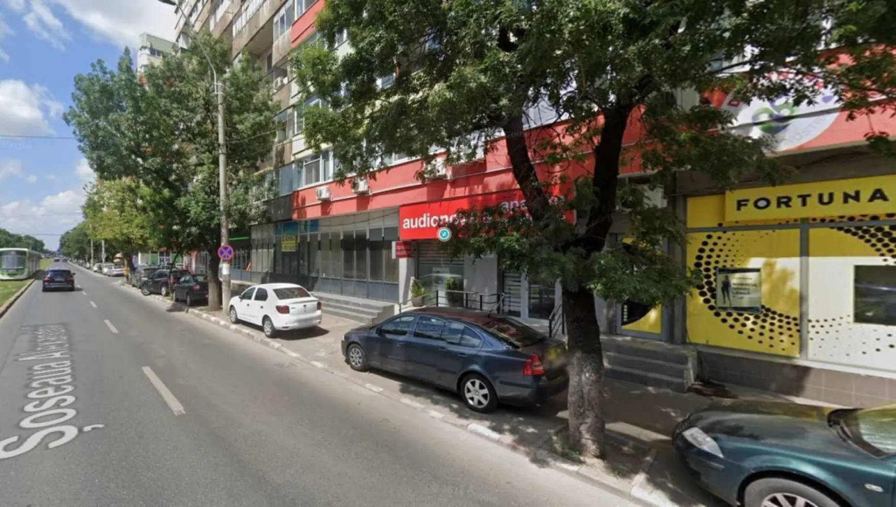 Vanzare Spatiu Comercial - Soseaua Alexandriei - Spatiu Comercial de Vanzare Soseaua Alexandriei - pozitie pe bulevard Vizibilitate sporita. si zona cu vad comercial. Zona cu densitate de blocuri P+10 foarte ridicata. Suprafata Utila: 40 mp. Vintra: 7,5 ml. Stare interior - foarte buna - recent renovat Pret: 165.000 Euro, TVA 0, negociabil. Oferta apartine agentiei de consultanta imobiliara SEVIA GTC.