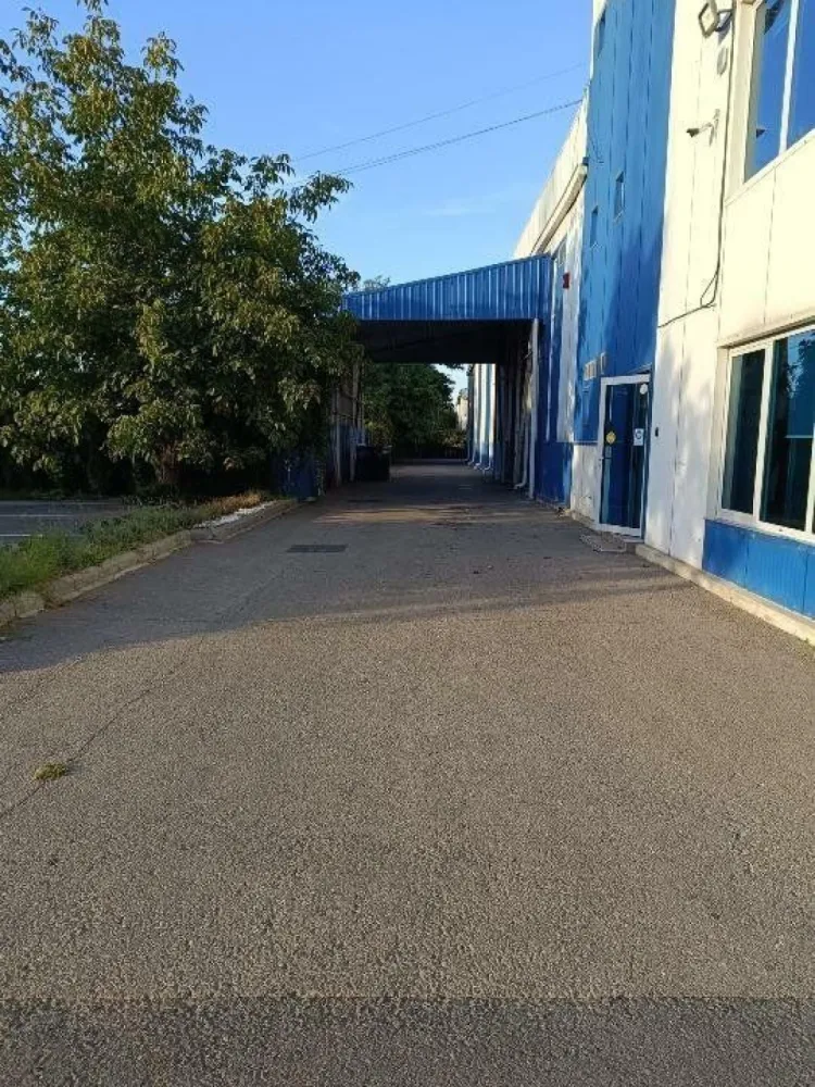 Hală logistică + Spaţii Birouri - Amplasamentul este format din terenul cu o suprafata totala de 2812mp pe care este amplasata constuctia formata din hala+spatiu birouri ce au o suprafata totala de 1835,15mp din care 982,37mp reprezinta suprafata halei si 852,78mp reprezinta suprafata construita destinate cladirii de birouri. Terenul este unul intravilan cu deschidere la strada Pogoanelor nr.147 , sector 4 , Bucuresti ce permite accesul autovehiculelor , inclusive al tirurilor . Pe acesta exista un nr de 10 locuri de parcare ce poate fi modificat oricand . Constructia este reprezentata prin corpul destinat spatiului de birouri dispus pe P+2 si corpul destinate spatiului industrial dispus doar pe P , ambele formand un ansamblu total de 1835,15mp. Hala ce are o suprafata 982,37mp de este invelita cu panouri sandwich tip ISPOAN , structura de rezistenta este din metal (grinzi si stalpi din metal vopsiti cu vopsea rezistenta la foc) , separarea depozitului de office se face printr-un perete antifoc din zidarie , separarea intre etaje se face cu placa din beton armat. Hala este dotata/mobilata cu rafturi metalice indistriale, cu 3 usi sectionala pentru facilitatea receptiei si a livrărilor de marfa. Cladirea ce are o suprafata de 852,78mp dispusa pe pe P+2 este formata astfel: -Parter : Are o suprafata 261,66mp la care se adauga suprafata scarii de 13,53mp. Pe langa spatiul Office există şi sala de şedinţă cu o capacitate de ~15 persoane echipata cu mobilier şi echipament IT. Este structurat in spatiu de birouri , bucatarie si grupuri sanitare . T:275,19mp -Etaj I : Are o suprafata de 267,69mp la care se adauga suprafata scarii+balcon de 18,87mp. Este structurat in spatiu de birouri si grup sanitar. T:286,56mp -Etaj II : Are o suprafata de 275,63mp la care se adauga suprafata scarii+balcon de 15,4mp. Este structurata in spatiu de birouri si grup sanitar. T: 291,03mp. Prin cele prezentate mai sus se obtin : 982,37mp Hala+852,78mp Office=1835,15mp Spatiu construit ; 2812mp teren. De asemenea, office-ul si depozitul au in dotare trape de fum, sistem de detectie, de desfumare si de alarmare si hidranti interiori si exteriori. Sistemul antiincendiu este format din: -Centrala de detecţie -Senzori de detectie -Trape de fum -Sistem de desfumare (trape + motor de desfumare rezistent la foc + tubulatura de evacuare fum) -Rezervor de apa subteran -Statie de pompare subterana pentru fiecare grup de pompare a hidrantilor interiori si exteriori -Grup electrogen disel pentru asigurarea energiei electrice pentru grupul de pompare si a iluminatului de siguranta. Proprietatea este împrejmuită cu gard din panouri din teava cilindrica sustinute de un soclu din beton armat cu adancimea de 1,5 m. Intrarea in proprietatea se face din strada Pogoanele printr-o poarta dubla cu deschiderea de cca 7 m cu actionare de la distanta (prin GSM) si programabila pentru deschidere si inchidere in intervale de timp. Proprietatea dispune si de administrarea unei parcari (cu suprafata de cca. 1500 mp) amenajată cu terasament din balast si piatra concasata. Curte este amenajata in totalitate cu asfalt , spatiu verde şi copaci . Spaţiul nostru logistic poate însemna şi o oferta de investiţie pentru persoanele care doresc sa o achizitioneze in acest scop. Atât hala cât şi birourile se pot închiria separat , întrebuinţările putând fi diverse. Randamentul investiţiei variază între 7,5% şi 8% / an , în funcţie de preţul de achiziţie şi preţul chiriei lunare . Preţul de vânzare este 2.6M euro+TVA. Detalii la Nr de telefon Email: WhatsApp: Valentin Coroiu ! Nu colaboram cu agenţii imobiliare !