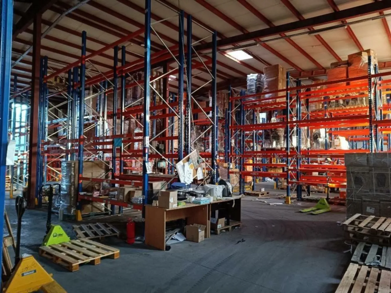 Hală logistică + Spaţii Birouri - Amplasamentul este format din terenul cu o suprafata totala de 2812mp pe care este amplasata constuctia formata din hala+spatiu birouri ce au o suprafata totala de 1835,15mp din care 982,37mp reprezinta suprafata halei si 852,78mp reprezinta suprafata construita destinate cladirii de birouri. Terenul este unul intravilan cu deschidere la strada Pogoanelor nr.147 , sector 4 , Bucuresti ce permite accesul autovehiculelor , inclusive al tirurilor . Pe acesta exista un nr de 10 locuri de parcare ce poate fi modificat oricand . Constructia este reprezentata prin corpul destinat spatiului de birouri dispus pe P+2 si corpul destinate spatiului industrial dispus doar pe P , ambele formand un ansamblu total de 1835,15mp. Hala ce are o suprafata 982,37mp de este invelita cu panouri sandwich tip ISPOAN , structura de rezistenta este din metal (grinzi si stalpi din metal vopsiti cu vopsea rezistenta la foc) , separarea depozitului de office se face printr-un perete antifoc din zidarie , separarea intre etaje se face cu placa din beton armat. Hala este dotata/mobilata cu rafturi metalice indistriale, cu 3 usi sectionala pentru facilitatea receptiei si a livrărilor de marfa. Cladirea ce are o suprafata de 852,78mp dispusa pe pe P+2 este formata astfel: -Parter : Are o suprafata 261,66mp la care se adauga suprafata scarii de 13,53mp. Pe langa spatiul Office există şi sala de şedinţă cu o capacitate de ~15 persoane echipata cu mobilier şi echipament IT. Este structurat in spatiu de birouri , bucatarie si grupuri sanitare . T:275,19mp -Etaj I : Are o suprafata de 267,69mp la care se adauga suprafata scarii+balcon de 18,87mp. Este structurat in spatiu de birouri si grup sanitar. T:286,56mp -Etaj II : Are o suprafata de 275,63mp la care se adauga suprafata scarii+balcon de 15,4mp. Este structurata in spatiu de birouri si grup sanitar. T: 291,03mp. Prin cele prezentate mai sus se obtin : 982,37mp Hala+852,78mp Office=1835,15mp Spatiu construit ; 2812mp teren. De asemenea, office-ul si depozitul au in dotare trape de fum, sistem de detectie, de desfumare si de alarmare si hidranti interiori si exteriori. Sistemul antiincendiu este format din: -Centrala de detecţie -Senzori de detectie -Trape de fum -Sistem de desfumare (trape + motor de desfumare rezistent la foc + tubulatura de evacuare fum) -Rezervor de apa subteran -Statie de pompare subterana pentru fiecare grup de pompare a hidrantilor interiori si exteriori -Grup electrogen disel pentru asigurarea energiei electrice pentru grupul de pompare si a iluminatului de siguranta. Proprietatea este împrejmuită cu gard din panouri din teava cilindrica sustinute de un soclu din beton armat cu adancimea de 1,5 m. Intrarea in proprietatea se face din strada Pogoanele printr-o poarta dubla cu deschiderea de cca 7 m cu actionare de la distanta (prin GSM) si programabila pentru deschidere si inchidere in intervale de timp. Proprietatea dispune si de administrarea unei parcari (cu suprafata de cca. 1500 mp) amenajată cu terasament din balast si piatra concasata. Curte este amenajata in totalitate cu asfalt , spatiu verde şi copaci . Spaţiul nostru logistic poate însemna şi o oferta de investiţie pentru persoanele care doresc sa o achizitioneze in acest scop. Atât hala cât şi birourile se pot închiria separat , întrebuinţările putând fi diverse. Randamentul investiţiei variază între 7,5% şi 8% / an , în funcţie de preţul de achiziţie şi preţul chiriei lunare . Preţul de vânzare este 2.6M euro+TVA. Detalii la Nr de telefon Email: WhatsApp: Valentin Coroiu ! Nu colaboram cu agenţii imobiliare !