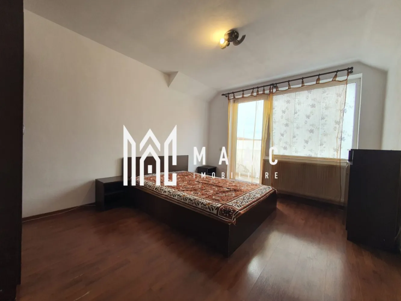 Black Friday Apartament 2 camere | 48 mp | Strand II | - 🔥 BLACK FRIDAY - Profită de cea mai bună perioadă din an pentru a deveni proprietar! Reducere de 1.900 euro - Preț vechi - 79.900 euro Preț promoțional - 78.000 euro MAAC Imobiliare vă propune spre vânzare un apartament luminos cu 2 camere, având o suprafață utilă de 48 mp, situat la etajul 4 al unui imobil bine întreținut. Caracteristici principale: Hol generos(poate fi folosit ca living) Living luminos(folosit ca dormitor) Dormitor Bucătărie separată Baie complet dotată Apartamentul se vinde mobilat și utilat Pod pe toată suprafața apartamentului, cu posibilitate de mansardare – ideal pentru extindere Localizare: Ștrand II – zonă accesibilă, liniștită, aproape de magazine, școli, grădinițe, mijloace de transport și alte puncte de interes. 📞 Contactează echipa MAAC Imobiliare pentru mai multe detalii sau pentru a programa o vizionare, menționează CP2778740! }}