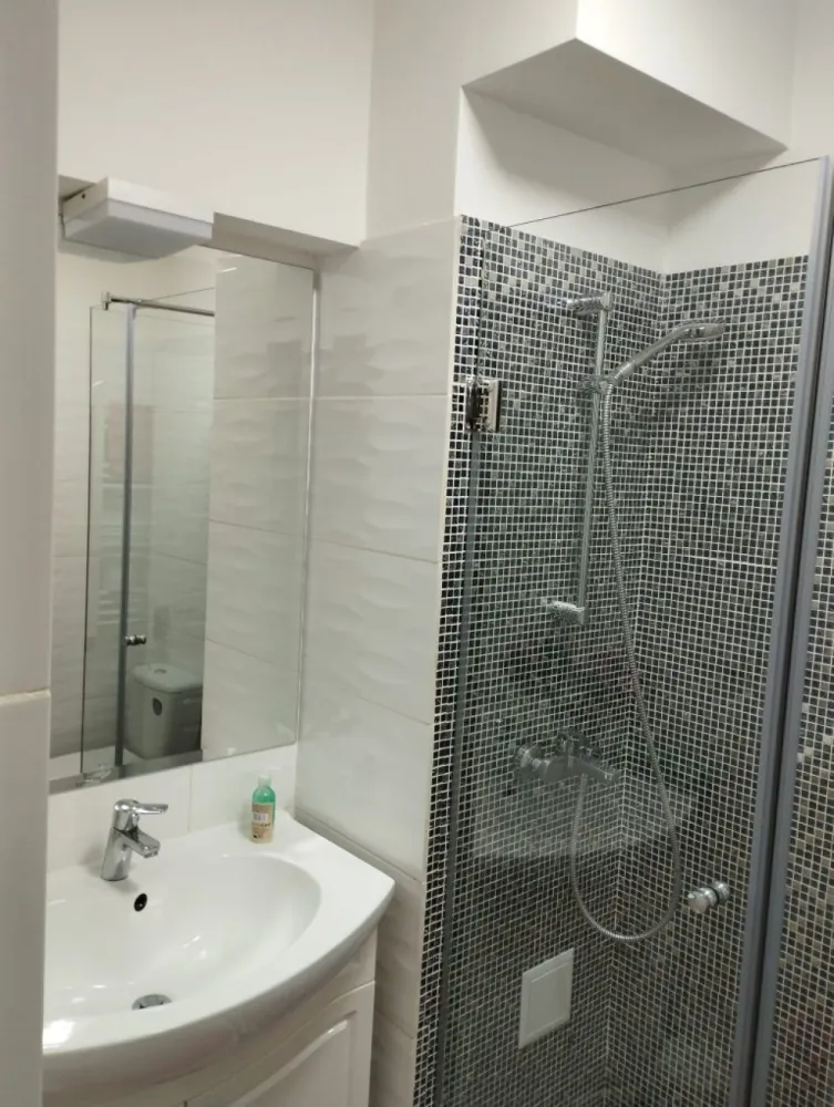 brasadas.com vinde ap. cu 4 camere DECOMANDATE Păcurari. - Agenția BRASADAS vinde apartament cu patru camere DECOMANDATE, vis a vis de Kaufland la etajul 1/6, cu orientare dubla pe bulevardul Păcurari, cu uprafata utila de 103,4 mp. Apartamentul a fost construit in 1988si este situat la bulevardul principal. Se pretează excelent pentru profesii liberale, cabinet de avocatură, cabinete medicale, cabinet de psihologie. Apartamentul este prevăzut cu 2 balcoane închise cu termopan,boxe,2 bai(1 cu dus și 1 cu cada). Apartamentul este renovat total în 2020, de la placa, pereți, instalație electrică totala, instalațiile sanitare, țevile de trecere de la gheu (bucătărie și băi) sunt înlocuite în totalitate. Apartamentul se vinde complet mobilat și utilat în 2020 -2021. Dotările apartamentului sunt: -gresia, faianța, granit în hol, ușilede înaltă calitate. -instalatii sanitare Grohe. -mobilier Mobexpert,Ambianta,saltelele pentru paturi din Italia. -iluminatul casei este cu led ,cu telecomanda . -apartamentul este dotat cu 4 bucăți aer condiționat cu wireless Tesla și Beko. -sticla securizata la cabina de dus,executată pe comanda. -mobilierul din bucătărie ,hol,dresing este executat pe comanda. -tamplariile la geamuri și balcoane sunt termopan. -suprafata 103.27 m -centrala termica în garanție,in condensare, Ariston One CondensingTECH Compartimentarea: 1 hol foarte generos 1 bucătărie mare având 11,04 m 1 debara mare având rafturi executate pe comanda. 3 Dormitoare 1 Living 2 boxe 2 balcoane închise. Pentru mai multe oferte accesați www.brasadas.com