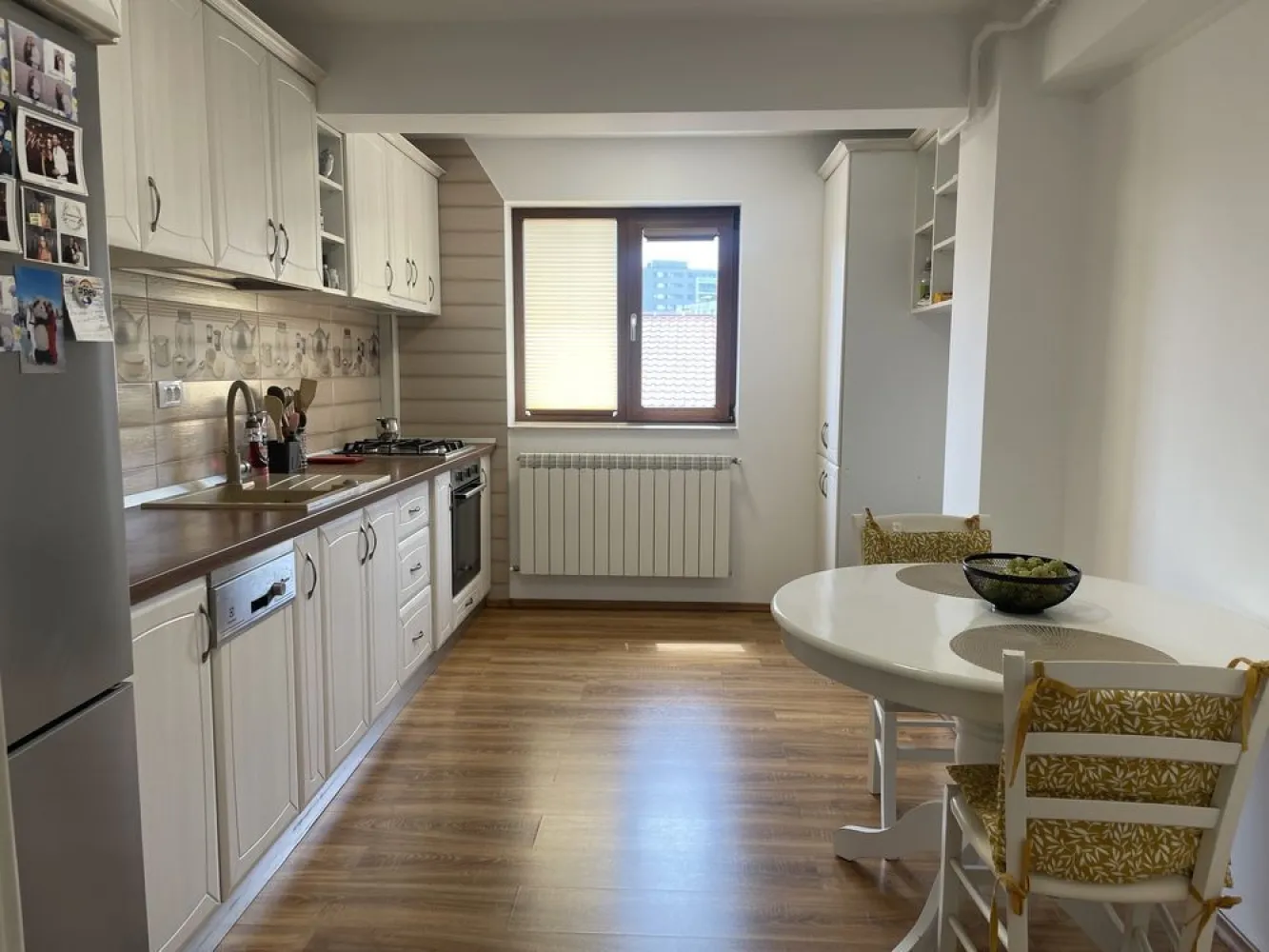 Penthouse Soseaua Nicolina CUG 130m2 bloc nou Mobilat Utilat Lux - sunt proprietar ap 3 camere tip Penthouse zona Nicolina-CUG suprafata utila: aprox 130m2 (foarte spatios) etaj intermediar bloc nou finalizat 2014 constructie pe cadre compatimentari din caramida izolatie exterioara de 15cm finisaje premium multe spatii de depozitare: 4 dresinguri dormitorul matrimonial are baie,dresing, birou dormitor cu balcon spatios inchis si uscator living foarte spatios 33 mp bucatarie separata baie mare cu cada jacuzzi (ambele bai au cada si geam) hol mare cu camera dressing separata 3 aparate aer conditionat 24000btu gresie, faianta, parchet import Italia usi din lemn masiv inclusiv la dresinguri blocul este pozitionat langa bulevard Statia de tramvai/ autobuz la 100m acces direct spre zonele centrale apartmentul se vinde complet utilat si mobilat (tv, masina spalat, masina vase, frigider, etc) pot oferi mai multe poze la cerere