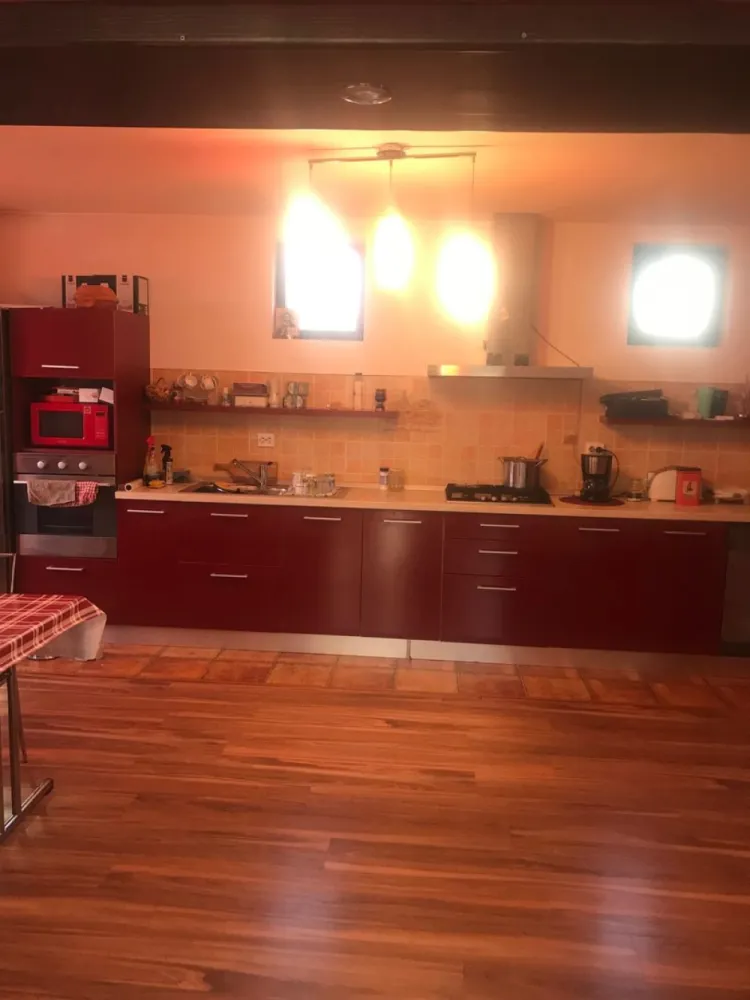 Vanzare vila 300mp,D+P+E+M,Iasi Belvedere-Rond Vechi,teren 550 mp - Proprietar,vila 300 mp utili,demisol,parter,etaj si mansarda,6 camere,3 bai,1 bucatarie,2 dressinguri,1 living,1 terasa,2 balcoane,construcție si finisaje premium,teren 550 mp,asfalt,toate utilitatile(gaz,curent,apa,canalizare,internet,lumina stradală) vedere panoramică,zona linistita -Demisol:44 mp,garaj,camera tehnica,hol,casa scării -Parter:100 m,Incalzire pardoseala,living(înălțime 4m),bucatarie(20 mp),1 camera,dresing,baie,terasa mare,hol -Etaj:100 mp,birou,2 camere,dresing,baie,2 balcoane -Mansarda:planșeu beton,60 mp,hol,2 camere,baie,2 magazii,acces scara interioara -teren frumos amenajat,gazon,conifere,pomi fructiferi,2 foișoare,beci