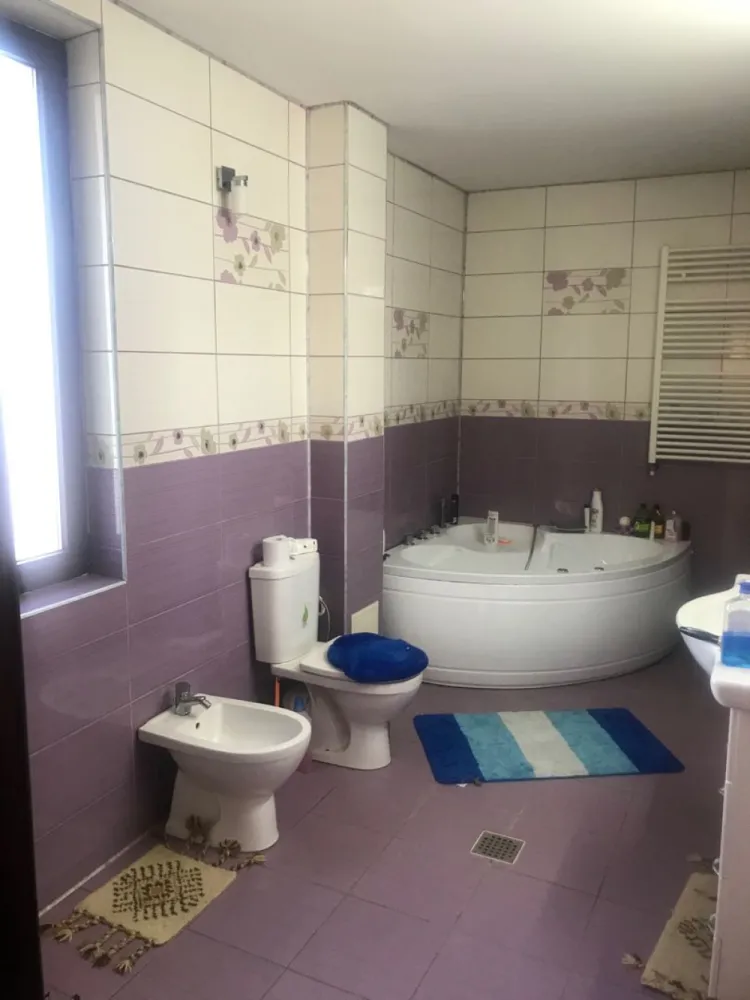 Vanzare vila 300mp,D+P+E+M,Iasi Belvedere-Rond Vechi,teren 550 mp - Proprietar,vila 300 mp utili,demisol,parter,etaj si mansarda,6 camere,3 bai,1 bucatarie,2 dressinguri,1 living,1 terasa,2 balcoane,construcție si finisaje premium,teren 550 mp,asfalt,toate utilitatile(gaz,curent,apa,canalizare,internet,lumina stradală) vedere panoramică,zona linistita -Demisol:44 mp,garaj,camera tehnica,hol,casa scării -Parter:100 m,Incalzire pardoseala,living(înălțime 4m),bucatarie(20 mp),1 camera,dresing,baie,terasa mare,hol -Etaj:100 mp,birou,2 camere,dresing,baie,2 balcoane -Mansarda:planșeu beton,60 mp,hol,2 camere,baie,2 magazii,acces scara interioara -teren frumos amenajat,gazon,conifere,pomi fructiferi,2 foișoare,beci