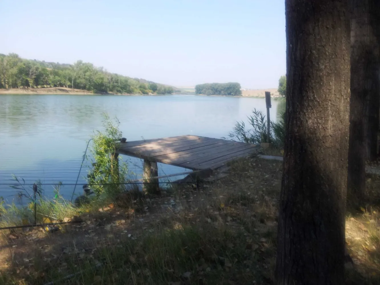 Vand/Inchiriez Casa 460mp+teren 1090mp Lac Ezareni - 1250euro/mp - Vand teren 1082mp+Casa 479mp(construita in 2008) pe malul lacului Ezareni in Sat Valea Adanca ; Utilitati: apa, put forat,energie electrica trifazic, generator, canalizare, gaz, fibra optica,strada asfalt bituminos ; Dotari: c.t.gaz=2buc , a.c.=4buc , tamplarie PVC , sistem CCTV , sistem alarma ; Fatada renovata in 2021 ; Constructie - Beton armat, caramida, termosistem de 10mm ; Curte : Alei pavate, Livada, Foisor ; Lac : 17ml deschidere la lac + ponton realizat cu proiect : Subsol : Garaj + Camere depozitare - 104mp ; Parter : Living+Bucatarie+Baie+Birou+Camera tehnica - 130mp; Etaj 1 : Living+3Camere+Baie+3Balcoane - 127mp ; Etaj 2 : Living+3Camere+Baie+3Balcoane - 116mp ;