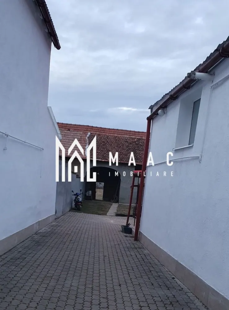 Casă Săsească Hosman | 3 camere | Teren 1076 mp - Vă prezentăm o casă fermecătoare, ideală pentru cei care caută liniștea și frumusețea vieții la țară, situată la doar 25 km de Sibiu. Această proprietate renovată recent oferă toate condițiile moderne, păstrând în același timp farmecul rustic. Caracteristici principale: Suprafață teren: 1076 mp, împărțită inteligent între curte, grădină și zone de utilitate. Compartimentare: 3 camere spațioase și luminoase. 1 bucătărie practică și bine dotată. 2 băi moderne, ideale pentru confortul familiei. Pivniță uscată, potrivită pentru depozitare. Dotări și facilități: Locuința a fost renovata recent, oferind un mediu confortabil și primitor. Apă, gaz, curent electric, fosa septica. Încălzire eficientă: Centrală termică, calorifere pe hol, sobe de teracota( necesita racordate la gaz). Anexe și exterior: Grajd și șură, cu multiple posibilități de utilizare. Garaj si spațiu in curte pentru mașini. Curte pavată, perfectă pentru relaxare și activități în aer liber. Grădină generoasa pentru cei care iubesc grădinăritul. Această proprietate este ideală pentru cei care doresc să se bucure de spațiu generos, natură și intimitate. 📞 Contactați MAAC Imobiliare pentru mai multe informații sau pentru a programa o vizionare, menționează CP2778739 ! }}