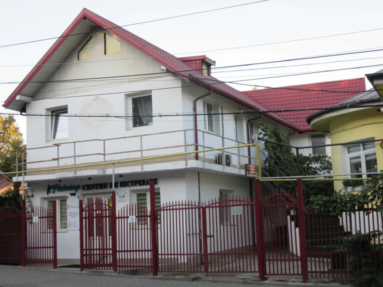 Casa situata in centru, in fata Lic. Economic nr. 1 - Propietate compusa din trei case (poza 5). Cladirea C1 intabulata ca spatiu comercial momentan inchiriata se poate prelua contractele...Cladirea C2 intabulata ca spatiu comercial. Cladirea C3 intabulata ca spatiu comercial cu o terasa de 120mp cu posibilitate de construire un etaj.Deschidere la str Sararie plan principal 30 m