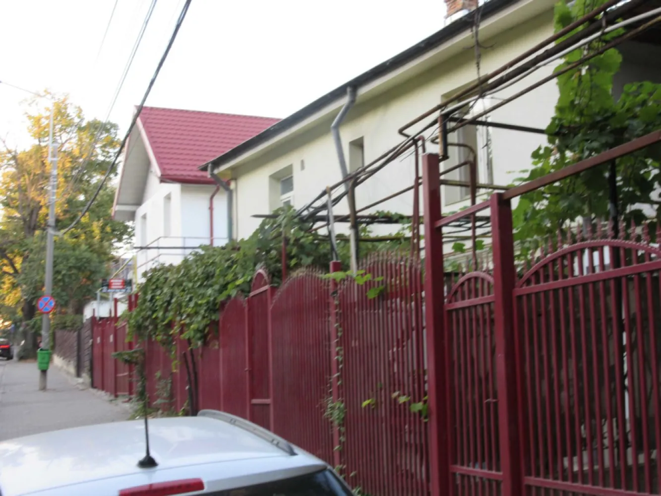 Casa situata in centru, in fata Lic. Economic nr. 1 - Propietate compusa din trei case (poza 5). Cladirea C1 intabulata ca spatiu comercial momentan inchiriata se poate prelua contractele...Cladirea C2 intabulata ca spatiu comercial. Cladirea C3 intabulata ca spatiu comercial cu o terasa de 120mp cu posibilitate de construire un etaj.Deschidere la str Sararie plan principal 30 m