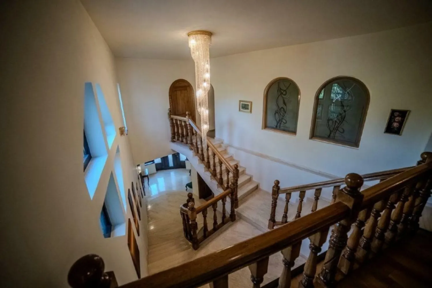 Vilă de excepţie centru Iaşi - Vila de excepţie situată în centrul oraşului Iaşi (Strada Florilor), 10 camere, mobilată, toate utilităţile, 2 garaje cu 3 locuri de parcare, intrare dinspre 2 străzi, saună, bucătărie de vară, centrală termică, aer condiţionat, panouri solare, sistem de irigaţie, etc. Vila este locuibilă imediat.