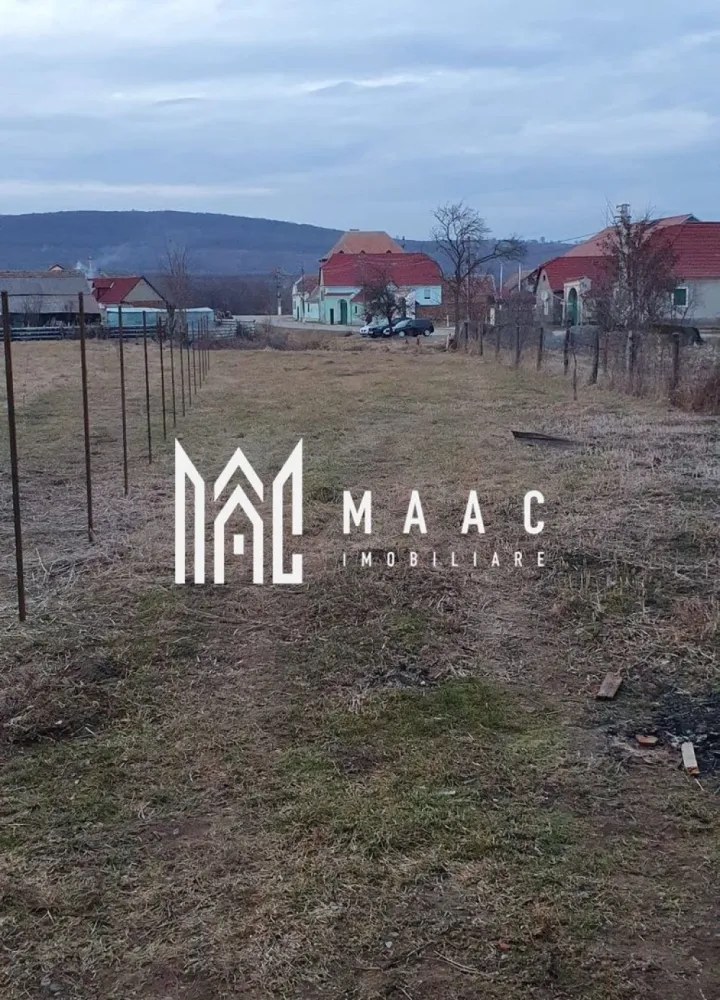 Casă Săsească Hosman | 3 camere | Teren 1076 mp - Vă prezentăm o casă fermecătoare, ideală pentru cei care caută liniștea și frumusețea vieții la țară, situată la doar 25 km de Sibiu. Această proprietate renovată recent oferă toate condițiile moderne, păstrând în același timp farmecul rustic. Caracteristici principale: Suprafață teren: 1076 mp, împărțită inteligent între curte, grădină și zone de utilitate. Compartimentare: 3 camere spațioase și luminoase. 1 bucătărie practică și bine dotată. 2 băi moderne, ideale pentru confortul familiei. Pivniță uscată, potrivită pentru depozitare. Dotări și facilități: Locuința a fost renovata recent, oferind un mediu confortabil și primitor. Apă, gaz, curent electric, fosa septica. Încălzire eficientă: Centrală termică, calorifere pe hol, sobe de teracota( necesita racordate la gaz). Anexe și exterior: Grajd și șură, cu multiple posibilități de utilizare. Garaj si spațiu in curte pentru mașini. Curte pavată, perfectă pentru relaxare și activități în aer liber. Grădină generoasa pentru cei care iubesc grădinăritul. Această proprietate este ideală pentru cei care doresc să se bucure de spațiu generos, natură și intimitate. 📞 Contactați MAAC Imobiliare pentru mai multe informații sau pentru a programa o vizionare, menționează CP2778739 ! }}