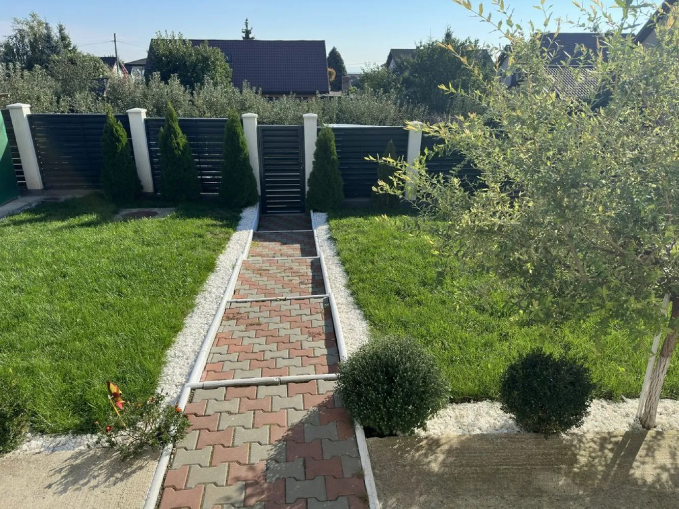 Proprietar Va propun spre vanzare o vila in Iasi, zona Galata - Proprietar Va propun spre vanzare o vila in Iasi, zona Galata Platoul Insorit Amplasarea este superba, oferindu-va liniste, intimitate si, in acelasi timp, acces usor catre toate zonele de interes. Magazin DoiPasi,Profi,Sala GYM,Farmacie,Gradinita privata,Lidl.Auchan,in curand si Kaufland toate la 2 min de casa,Statie de autobus spre podul ros la 2 min,Strada asfaltata dispune de toate utilitatile full inclusive iluminat stradal(pe timp de noapte toata curtea este luminata)Vedere panoramica deasupra orasului din balcon. Constructie: Realizata din stalpi de beton si zidarie portanta, termoizolata la exterior cu polistiren de 15cm,pe toata suprafata acoperisului este izolata cu 2 randuri de vata. Suprafata utila: 270 mp Teren: 600 mp Anul constructiei: 2021 Materiale: Materiale de cea mai buna calitate. Facilitati: Platforma betonata pentru masina, Garaj geneos cu acces spre casa. Parter: Hol Living Dormitor Bucatarie cu acces catre garaj Garaj cu acces catre un beci de 20mp Terasa generoasa acoperita si inchisa cu folie tip rulou care se poate ridica vara Baie Etaj: Hol foarte spatios (mini Living) Dressing spatios 3 dormitoare, dintre care doua cu balcoane separate Baie Pod cu scara de acces pentru depozitare diverse Alte Detalii Vila se vinde partial mobilata sau Full Mobilata depinde cum vrea cumparatorul.