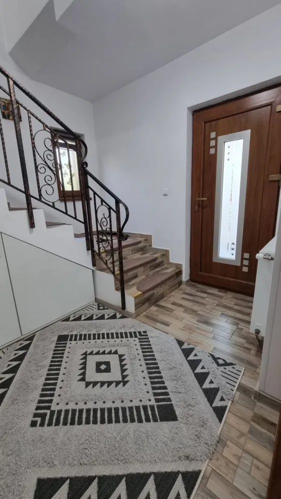 Vila Belvedere Iași, 190mp utili și 600mp teren.Proprietar. - Persoană fizică vă propune spre vanzare o vilă de 4 camere situata in zona Galata, la doar 10 minute de Palas Mall. Vila are o suprafata utila de 190 mp, iar suprafata aferenta de teren de 600mp. Vila este dispusa pe D+P+1E, astfel: - Demisol: 3 camere pentru depozitare;- Parter: living, bucatarie cu iesire pe terasa, o baie si un hol; - Etaj 1: 3 dormitoare, 2 balcoane, o baie si un hol .Vila dispune de: semineu pe lemne, supraveghere video, centrala termica prin condensare, tamplarie tripan Salamander, 7 camere, poarta automatizata. De asemenea, gradina este amenajata cu gazon si pomi fructiferi. Casa se vinde mobilata si utilata Utilitati generale: Curent, Apa, Canalizare, Gaz, CATV, Fibra optica Sistem incalzire: Centrala proprie, Calorifere, Semineu Climatizare: Aer conditionat Finisaje Izolatii exterior: Exterior Pereti: Vopsea lavabila, Faianta Podele: Parchet, Gresie Stare: Finisat Ferestre: PVC Usa intrare: PVC Usa interior: Celulare Dotari Spatii utile: Pivnita, Spatiu depozitare, Dressing, WC Serviciu Bucatarie: Mobilata, Utilata Contorizare: Apometre, Contor gaz Mobilat: Complet Imobil: Curte, Gradina