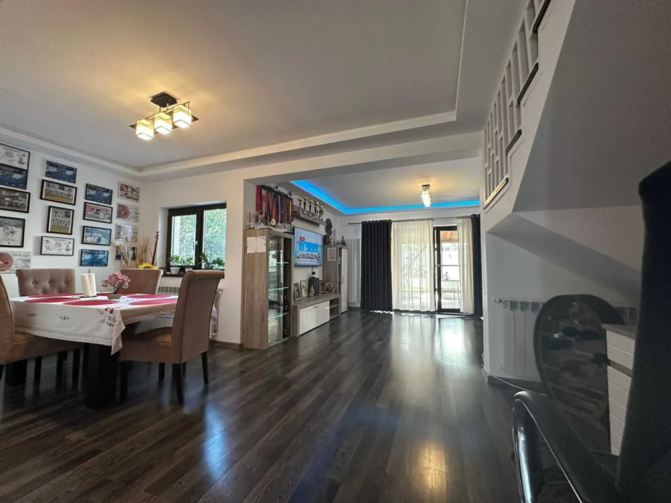Proprietar Va propun spre vanzare o vila in Iasi, zona Galata - Proprietar Va propun spre vanzare o vila in Iasi, zona Galata Platoul Insorit Amplasarea este superba, oferindu-va liniste, intimitate si, in acelasi timp, acces usor catre toate zonele de interes. Magazin DoiPasi,Profi,Sala GYM,Farmacie,Gradinita privata,Lidl.Auchan,in curand si Kaufland toate la 2 min de casa,Statie de autobus spre podul ros la 2 min,Strada asfaltata dispune de toate utilitatile full inclusive iluminat stradal(pe timp de noapte toata curtea este luminata)Vedere panoramica deasupra orasului din balcon. Constructie: Realizata din stalpi de beton si zidarie portanta, termoizolata la exterior cu polistiren de 15cm,pe toata suprafata acoperisului este izolata cu 2 randuri de vata. Suprafata utila: 270 mp Teren: 600 mp Anul constructiei: 2021 Materiale: Materiale de cea mai buna calitate. Facilitati: Platforma betonata pentru masina, Garaj geneos cu acces spre casa. Parter: Hol Living Dormitor Bucatarie cu acces catre garaj Garaj cu acces catre un beci de 20mp Terasa generoasa acoperita si inchisa cu folie tip rulou care se poate ridica vara Baie Etaj: Hol foarte spatios (mini Living) Dressing spatios 3 dormitoare, dintre care doua cu balcoane separate Baie Pod cu scara de acces pentru depozitare diverse Alte Detalii Vila se vinde partial mobilata sau Full Mobilata depinde cum vrea cumparatorul.