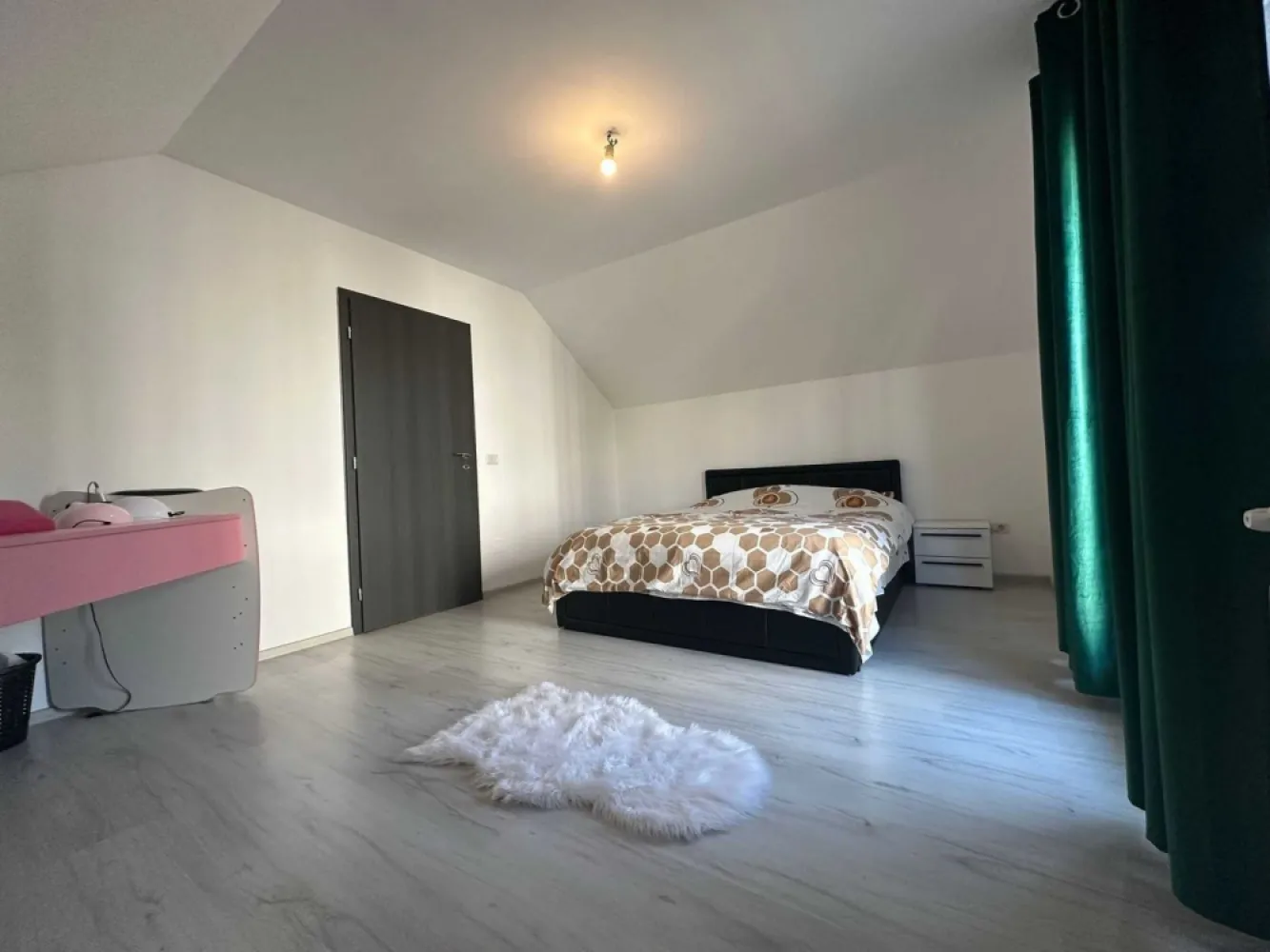 Proprietar Va propun spre vanzare o vila in Iasi, zona Galata - Proprietar Va propun spre vanzare o vila in Iasi, zona Galata Platoul Insorit Amplasarea este superba, oferindu-va liniste, intimitate si, in acelasi timp, acces usor catre toate zonele de interes. Magazin DoiPasi,Profi,Sala GYM,Farmacie,Gradinita privata,Lidl.Auchan,in curand si Kaufland toate la 2 min de casa,Statie de autobus spre podul ros la 2 min,Strada asfaltata dispune de toate utilitatile full inclusive iluminat stradal(pe timp de noapte toata curtea este luminata)Vedere panoramica deasupra orasului din balcon. Constructie: Realizata din stalpi de beton si zidarie portanta, termoizolata la exterior cu polistiren de 15cm,pe toata suprafata acoperisului este izolata cu 2 randuri de vata. Suprafata utila: 270 mp Teren: 600 mp Anul constructiei: 2021 Materiale: Materiale de cea mai buna calitate. Facilitati: Platforma betonata pentru masina, Garaj geneos cu acces spre casa. Parter: Hol Living Dormitor Bucatarie cu acces catre garaj Garaj cu acces catre un beci de 20mp Terasa generoasa acoperita si inchisa cu folie tip rulou care se poate ridica vara Baie Etaj: Hol foarte spatios (mini Living) Dressing spatios 3 dormitoare, dintre care doua cu balcoane separate Baie Pod cu scara de acces pentru depozitare diverse Alte Detalii Vila se vinde partial mobilata sau Full Mobilata depinde cum vrea cumparatorul.