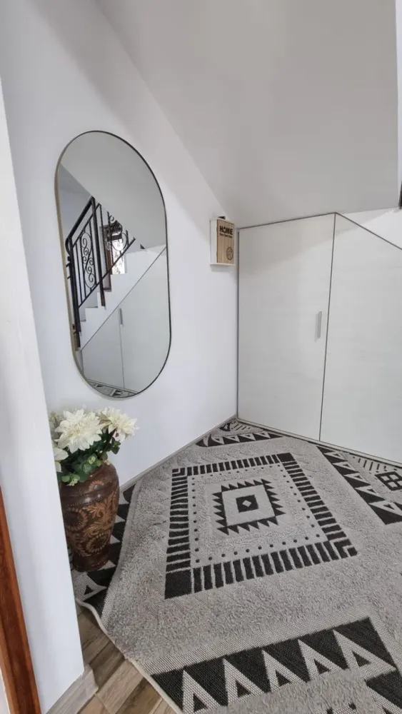 Vila Belvedere Iași, 190mp utili și 600mp teren.Proprietar. - Persoană fizică vă propune spre vanzare o vilă de 4 camere situata in zona Galata, la doar 10 minute de Palas Mall. Vila are o suprafata utila de 190 mp, iar suprafata aferenta de teren de 600mp. Vila este dispusa pe D+P+1E, astfel: - Demisol: 3 camere pentru depozitare;- Parter: living, bucatarie cu iesire pe terasa, o baie si un hol; - Etaj 1: 3 dormitoare, 2 balcoane, o baie si un hol .Vila dispune de: semineu pe lemne, supraveghere video, centrala termica prin condensare, tamplarie tripan Salamander, 7 camere, poarta automatizata. De asemenea, gradina este amenajata cu gazon si pomi fructiferi. Casa se vinde mobilata si utilata Utilitati generale: Curent, Apa, Canalizare, Gaz, CATV, Fibra optica Sistem incalzire: Centrala proprie, Calorifere, Semineu Climatizare: Aer conditionat Finisaje Izolatii exterior: Exterior Pereti: Vopsea lavabila, Faianta Podele: Parchet, Gresie Stare: Finisat Ferestre: PVC Usa intrare: PVC Usa interior: Celulare Dotari Spatii utile: Pivnita, Spatiu depozitare, Dressing, WC Serviciu Bucatarie: Mobilata, Utilata Contorizare: Apometre, Contor gaz Mobilat: Complet Imobil: Curte, Gradina
