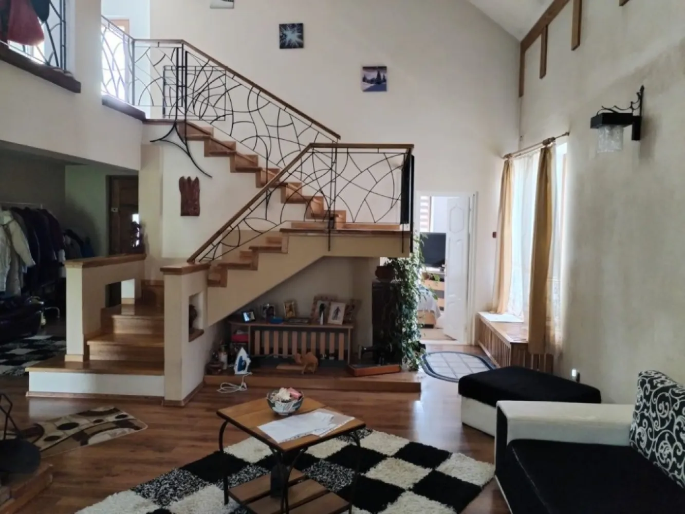 Persoană fizică vănd casă cu etaj strada.Moara de Vănt - Persoană fizică Vănd casă .str Moara de Vănt . Planul 2 de la strada principală Zonă foarte frumoasă Suprafață utilă 197mp. Teren 500mp Casa este construită toată din cărămidă plină Inclusiv pereții despărțitori interiori tot cărămidă plină Este o construcție safe din toate punctele de vedere Este compusă din .partier 2 Living room Cu șemineu zidit din cărămidă 1.bucătărie spațioasă ,loc de luat masa 1 baie 1 dormitor La etaj..3 dormitoare 1 baie 1 dress Hol +terasă exterioara.cu vedere panoramică Ofer mai multe poze în privat Prețul este negociabil Tel..07******92..07******78