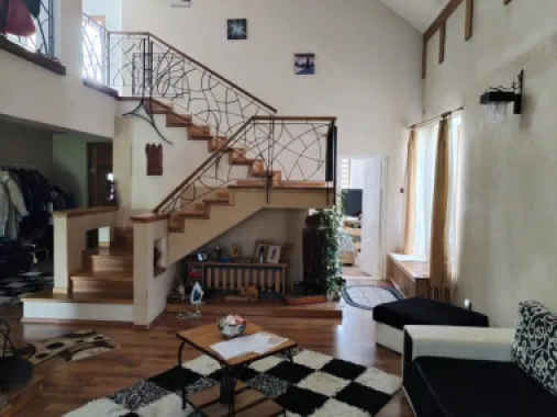 Persoană fizică vănd casă cu etaj strada.Moara de Vănt