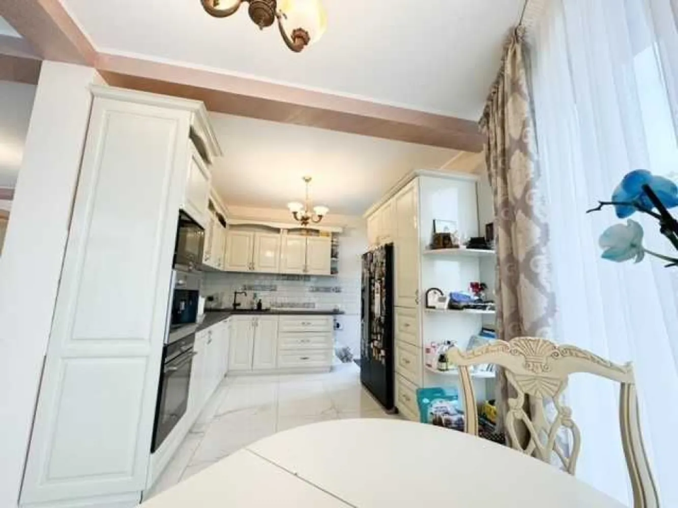 Vand casa D+P+1E+pod in Hlincea, 800m de Lidl Poitiers - Vila cu design deosebit, complet mobilată situată în zona Hlincea la 800 m de Lidl Poitiers, într-o locație liniștită, cu acces direct din strada asfaltata. Proprietatea dispune de un teren de 500 mp și o suprafață utilă de 270 mp, perfect compartimentată pentru confort și intimitate. Toate utilitatile: energie electrica, apa, canalizare, gaze naturale. Vila este complet mobilată și dotată cu toate sistemele de siguranță și confort necesare: camere de supraveghere, interfon, Exterior: Grădină spațioasă cu pomi fructiferi, panouri fotovoltaice (costuri 0 energie electrica), un foișor pentru relaxare in suprafata de 45 mp cu gratar caramida, fantana, irigatii, poarta cu automatizare. Tamplarie exterioara din lemn de cires triplu stratificat, usi interioare din lemn masiv, scara placata cu lemn stejar, mobilier din lemn masiv. Această proprietate este ideală pentru cei care își doresc un stil de viață confortabil și elegant, într-o zonă liniștită, dar cu acces rapid la facilitățile orașului. Compartimentare: Demisol: 2 camere, garaj si baie Parter: Hol de acces spațios Living elegant, cu ieșire la o terasă generoasă Bucătărie complet mobilată și utilată, Baie Etaj: Dormitor matrimonial cu balcon Dormitor 2 cu balcon Dormitor 3 cu balcon Baie Birou Pod Spatiu depozitare/loc joaca copii Posibilitate de achizitionare teren in surplus. Contactați-ne pentru mai multe detalii și pentru a programa o vizionare!