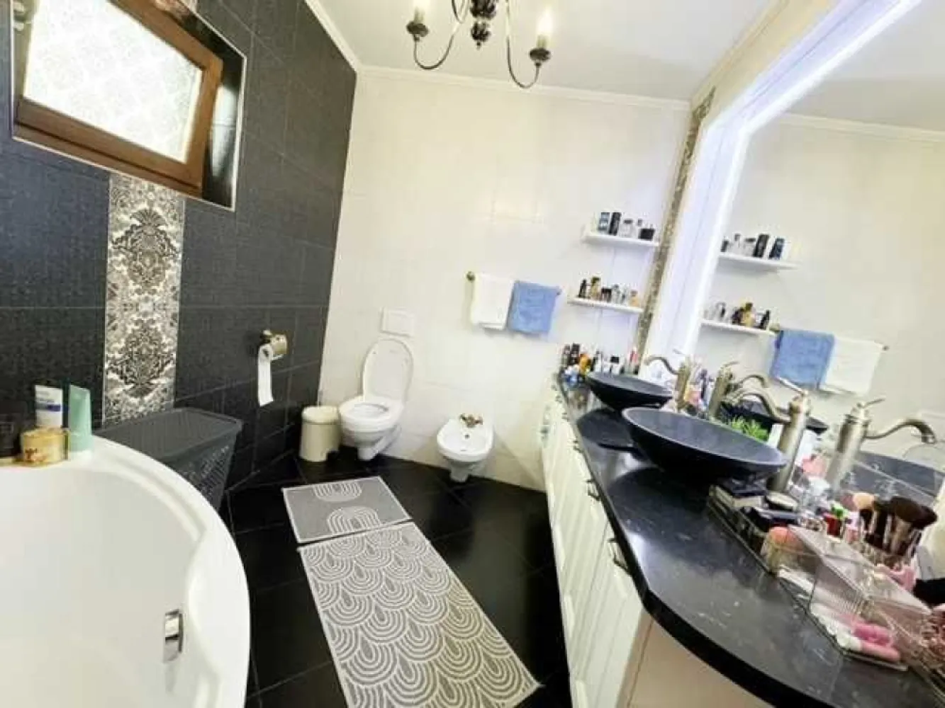Vand casa D+P+1E+pod in Hlincea, 800m de Lidl Poitiers - Vila cu design deosebit, complet mobilată situată în zona Hlincea la 800 m de Lidl Poitiers, într-o locație liniștită, cu acces direct din strada asfaltata. Proprietatea dispune de un teren de 500 mp și o suprafață utilă de 270 mp, perfect compartimentată pentru confort și intimitate. Toate utilitatile: energie electrica, apa, canalizare, gaze naturale. Vila este complet mobilată și dotată cu toate sistemele de siguranță și confort necesare: camere de supraveghere, interfon, Exterior: Grădină spațioasă cu pomi fructiferi, panouri fotovoltaice (costuri 0 energie electrica), un foișor pentru relaxare in suprafata de 45 mp cu gratar caramida, fantana, irigatii, poarta cu automatizare. Tamplarie exterioara din lemn de cires triplu stratificat, usi interioare din lemn masiv, scara placata cu lemn stejar, mobilier din lemn masiv. Această proprietate este ideală pentru cei care își doresc un stil de viață confortabil și elegant, într-o zonă liniștită, dar cu acces rapid la facilitățile orașului. Compartimentare: Demisol: 2 camere, garaj si baie Parter: Hol de acces spațios Living elegant, cu ieșire la o terasă generoasă Bucătărie complet mobilată și utilată, Baie Etaj: Dormitor matrimonial cu balcon Dormitor 2 cu balcon Dormitor 3 cu balcon Baie Birou Pod Spatiu depozitare/loc joaca copii Posibilitate de achizitionare teren in surplus. Contactați-ne pentru mai multe detalii și pentru a programa o vizionare!