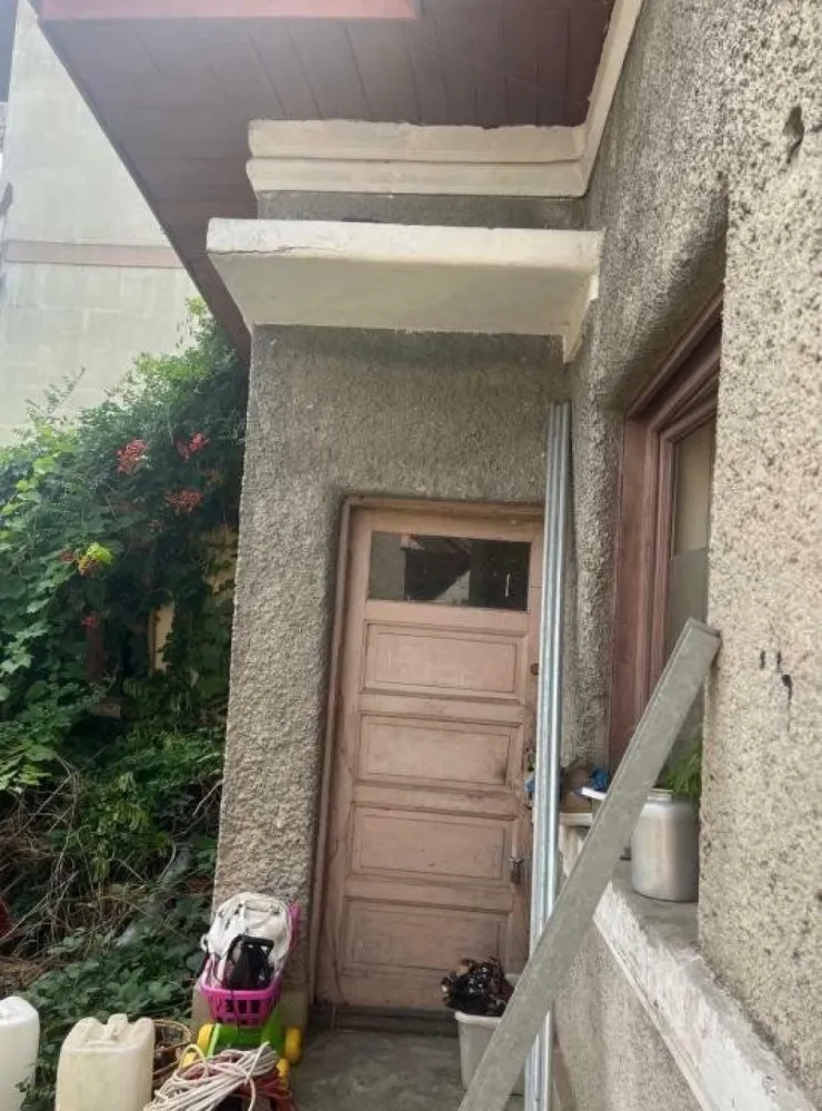 Proprietar vand casa sector 1 cu teren 340 mp - Proprietar vând casă cu teren şi garaj situată în zonă de case, aproape de Podul Constanta, liniştită, la doua strazi distanta de bulevard, aproape de parc, magazine, la 10 minute de mijoace de transport in comun. Adresa: str Niagara nr 48 Suprafaţă teren: 340 mÂ˛ (12 m deschidere ) Suprafaţă construită desfăşurată: 134 mÂ˛ - Casă construită din cărămidă în 1941, refăcută în 1995 - Singur in curte - Acoperiş din tablă - Parter înalt - Compoziţie: 4 camere, holuri, cămară, bucătărie şi baie - Pivniţă: 30 mÂ˛ - Garaj construit în curte, cu rampă - Toate utilităţile - Situată într-o zonă de case, liniştită - Infrastructura străzii refăcută în 2005 - Bucureşti, sector 1, la o staţie de tramvai de Podul Constanţa - acte la zi Pentru mai multe detalii şi vizionări, mă puteţi contacta la nr. tel. .