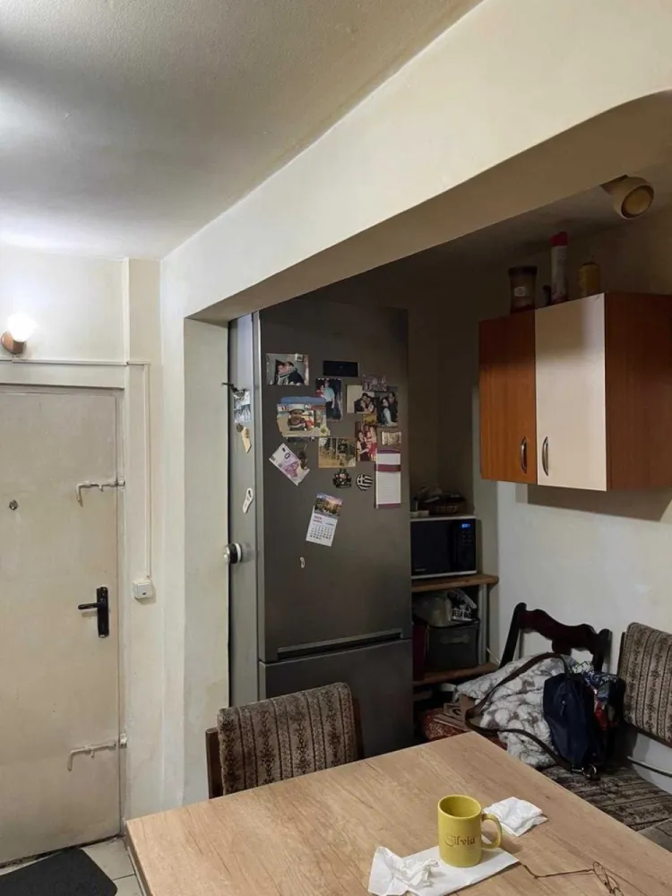 De vanzare casa trei camere - Se vinde! Casa, trei camere, compartimentare stil vagon, dupa cum urmeaza: doua dormitoare, sufragerie, hol, antreu, bucatarie, baie, camara, beci. Podul este dispus pe toata suprafata casei si poate fi mansardat. Casa dispune de doua intrari/iesiri atat in casa, cat si pe strada - accesul se poate face din strada in curte, dar si din strada direct in bucatarie. Casa poate fi demolata daca viitorul proprietar doreste acest lucru, fiind o casa veche, dar poate fi si locuita. Ultima renovare a avut loc in 2017 (complet) si 2023 (partial). Casa dispune de AC, centrala proprie, parchet, gresie, faianta, termopan. Pretul este discutabil. Statia de tramvai 45 si 3 - la 10 min de mers pe jos Autobuzul 476 - 10 min de mers pe jos Datorita lucrarilor pentru metrou - Otopeni-1 Mai, momentan este disponibil tramvaiul 53. La 15 min de mers pe jos se afla Piata 16 februarie, Mega Image, Biserica Sf Andrei Carrefour Colosseum / Mall Colosseum / Leroy Merlin - 7 min cu masina Parcul Bazilescu 20 min pe jos Metroul Bazilescu - 20 min pe jos
