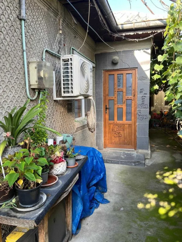 De vanzare casa trei camere - Se vinde! Casa, trei camere, compartimentare stil vagon, dupa cum urmeaza: doua dormitoare, sufragerie, hol, antreu, bucatarie, baie, camara, beci. Podul este dispus pe toata suprafata casei si poate fi mansardat. Casa dispune de doua intrari/iesiri atat in casa, cat si pe strada - accesul se poate face din strada in curte, dar si din strada direct in bucatarie. Casa poate fi demolata daca viitorul proprietar doreste acest lucru, fiind o casa veche, dar poate fi si locuita. Ultima renovare a avut loc in 2017 (complet) si 2023 (partial). Casa dispune de AC, centrala proprie, parchet, gresie, faianta, termopan. Pretul este discutabil. Statia de tramvai 45 si 3 - la 10 min de mers pe jos Autobuzul 476 - 10 min de mers pe jos Datorita lucrarilor pentru metrou - Otopeni-1 Mai, momentan este disponibil tramvaiul 53. La 15 min de mers pe jos se afla Piata 16 februarie, Mega Image, Biserica Sf Andrei Carrefour Colosseum / Mall Colosseum / Leroy Merlin - 7 min cu masina Parcul Bazilescu 20 min pe jos Metroul Bazilescu - 20 min pe jos