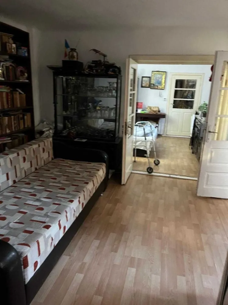 De vanzare casa trei camere