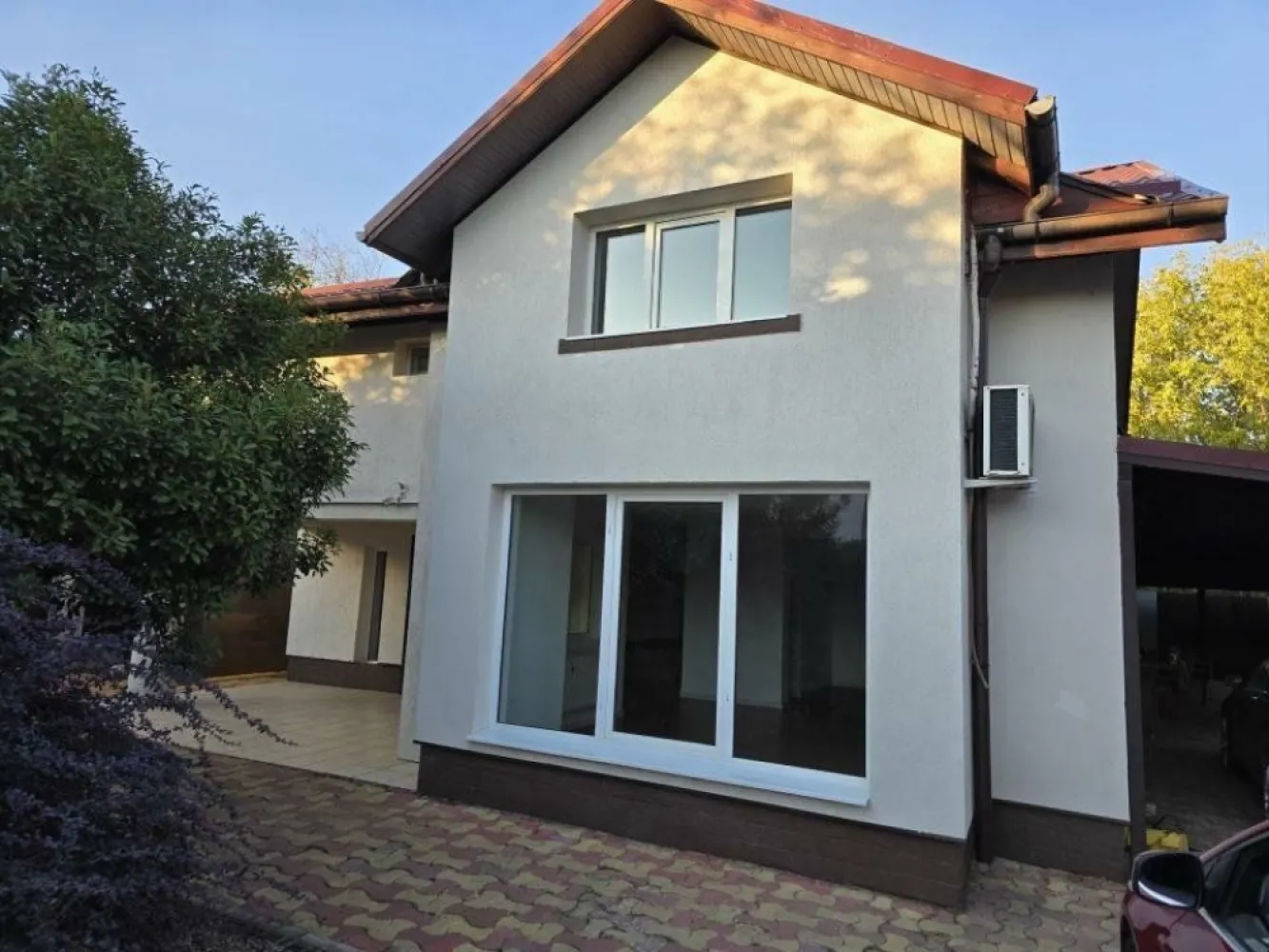 Casa individuala sector 5, strada dantelei, 500 m2 curte - Casă în Sector 5, Strada Dantelei, Imobil individual, curte 500m2, drum de servitute, toate utilitatile. Descoperiţi această locuinţă superbă situată pe Strada Dantelei din sectorul 5, o adevărată oază de linişte şi confort. Această casă bine construită oferă un spaţiu generos şi funcţional pentru întreaga familie. Caracteristici principale: Suprafaţă: 200 mp utili Camere: 4 dormitoare + living spaţios Bai: 2 Curte: Generoasă, perfectă pentru relaxare şi activităţi în aer liber, Locaţie: Departe de traficul aglomerat, dar aproape de toate facilităţile urbane esenţiale Detalii suplimentare: Dormitoare: Spaţioase şi luminoase, fiecare cu acces facil la băi moderne şi bine echipate. Living: Mare şi primitor, ideal pentru momentele de relaxare în familie sau pentru a primi oaspeţi. Curte: Perfectă pentru activităţi de familie, grătar sau pur şi simplu pentru a te bucura de aer liber. 2 Terase Avantaje: Accesibilitate: Aproape de şcoli, supermarketuri, parcuri şi mijloace de transport în comun. Zona: Liniştită, ferită de agitaţia şi zgomotul urban, oferind totuşi acces rapid la facilităţile necesare traiului cotidian. Construcţie: Materiale de calitate şi finisaje moderne, oferind confort şi siguranţă. Această casă este alegerea perfectă pentru cei care caută un cămin liniştit, bine poziţionat şi dotat cu toate facilităţile necesare unui trai urban modern. Nu rataţi ocazia de a vă muta în această proprietate deosebită!