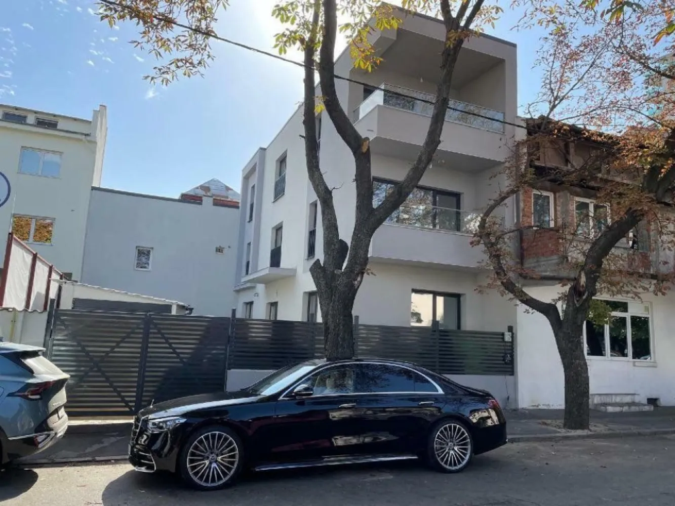 Vila de vanzare - Direct proprietar! Atunci cand privesti spre viitor iti doresti ca stilul tau de viata sa fie proiectat intr-un mediu cat mai natural, aerisit, inclinat spre confort si elganta. Te invitam sa descoperi ambientul unei vile de lux construita in anul 2024, cu materiale premium situata la 2 minute pietonal de Parcul Circului , in imediata vecinatate a bulevardelor Lacul Tei, Barbu Vacarescu, sos. Stefan cel Mare, pe o strada cu sens unic avand acces usor catre toate zonele Capitalei Imobilul este edificat ca locuinta unifamiliala, insa poate avea si utiliatea de clinica, birouri, sediu firma, etc Constcutie 2024, materiale premum, finisaje de lux . Camera tehnica (subsol)