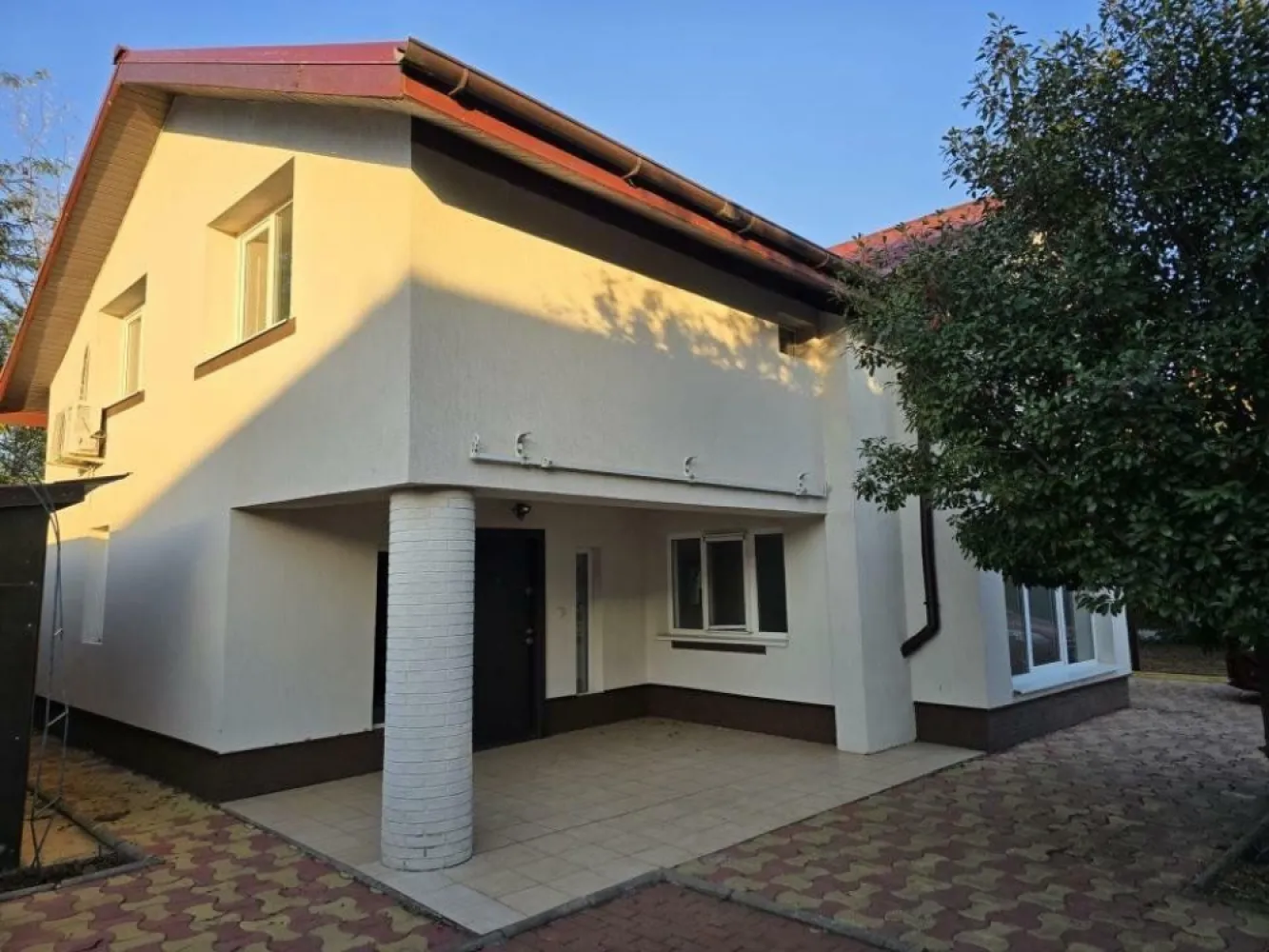Casa individuala sector 5, strada dantelei, 500 m2 curte - Casă în Sector 5, Strada Dantelei, Imobil individual, curte 500m2, drum de servitute, toate utilitatile. Descoperiţi această locuinţă superbă situată pe Strada Dantelei din sectorul 5, o adevărată oază de linişte şi confort. Această casă bine construită oferă un spaţiu generos şi funcţional pentru întreaga familie. Caracteristici principale: Suprafaţă: 200 mp utili Camere: 4 dormitoare + living spaţios Bai: 2 Curte: Generoasă, perfectă pentru relaxare şi activităţi în aer liber, Locaţie: Departe de traficul aglomerat, dar aproape de toate facilităţile urbane esenţiale Detalii suplimentare: Dormitoare: Spaţioase şi luminoase, fiecare cu acces facil la băi moderne şi bine echipate. Living: Mare şi primitor, ideal pentru momentele de relaxare în familie sau pentru a primi oaspeţi. Curte: Perfectă pentru activităţi de familie, grătar sau pur şi simplu pentru a te bucura de aer liber. 2 Terase Avantaje: Accesibilitate: Aproape de şcoli, supermarketuri, parcuri şi mijloace de transport în comun. Zona: Liniştită, ferită de agitaţia şi zgomotul urban, oferind totuşi acces rapid la facilităţile necesare traiului cotidian. Construcţie: Materiale de calitate şi finisaje moderne, oferind confort şi siguranţă. Această casă este alegerea perfectă pentru cei care caută un cămin liniştit, bine poziţionat şi dotat cu toate facilităţile necesare unui trai urban modern. Nu rataţi ocazia de a vă muta în această proprietate deosebită!