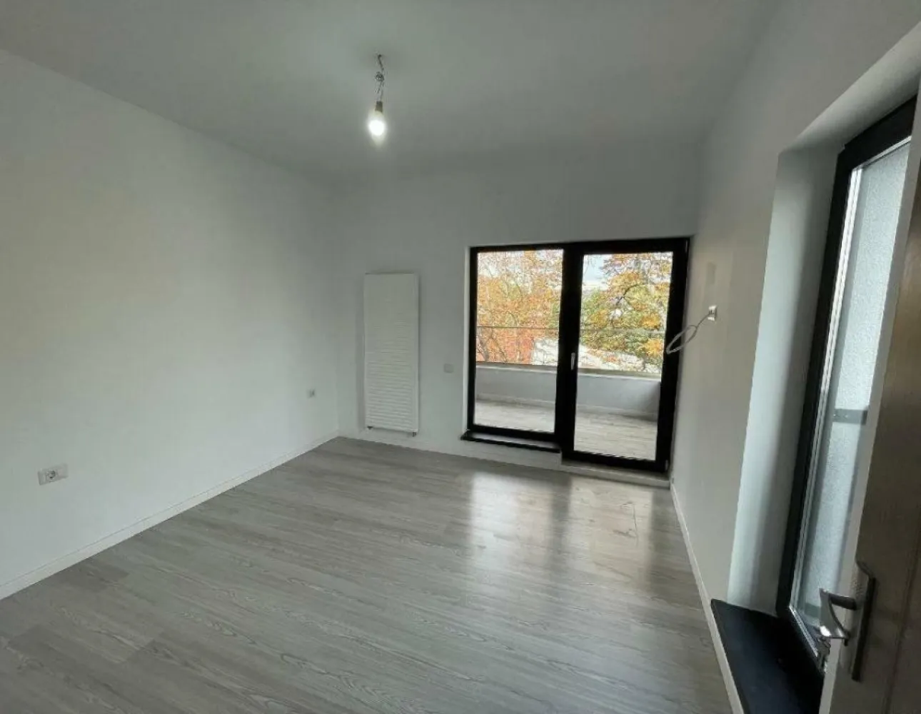 Vila de vanzare - Direct proprietar! Atunci cand privesti spre viitor iti doresti ca stilul tau de viata sa fie proiectat intr-un mediu cat mai natural, aerisit, inclinat spre confort si elganta. Te invitam sa descoperi ambientul unei vile de lux construita in anul 2024, cu materiale premium situata la 2 minute pietonal de Parcul Circului , in imediata vecinatate a bulevardelor Lacul Tei, Barbu Vacarescu, sos. Stefan cel Mare, pe o strada cu sens unic avand acces usor catre toate zonele Capitalei Imobilul este edificat ca locuinta unifamiliala, insa poate avea si utiliatea de clinica, birouri, sediu firma, etc Constcutie 2024, materiale premum, finisaje de lux . Camera tehnica (subsol)