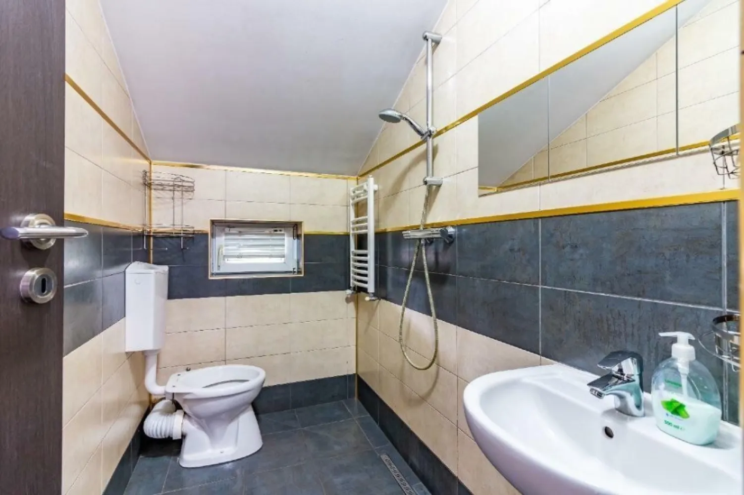 Casa individuala sector 5, strada dantelei, 500 m2 curte