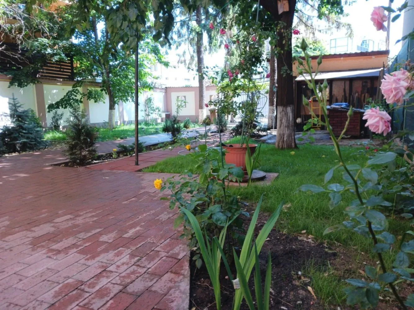 Brancoveanu metrou Bucuresti - Particular vand vila P+2 Brancoveanu, suprafata utila 250 mp, living+5 camere, 3 bai, 2 bucatarii, terasa, 4 balcoane, camara, garaj, teren 361 mp, cadastru, intabulare, rol fiscal, pret 430.000 Euro