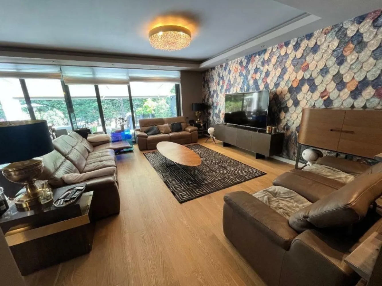 Persoana fizica vand casa, Complex Baneasa Park 980.000 Euro semimobilata - Vila Moderna, Finisaje luxoase, Complex Baneasa Park, Zona British School, Scoala Americana. Vila este situata in zona Iancu Nicolae, in complex de 200 case, cu strazi late,verdeata matura si multe locuri de joaca pentru copiii . Parterul este compus din birou cu acvariu, camera tehnica, dressing, living si bucatarie mobila Veneta Cucine, electrocasnice Miele, baie cu obiecte sanitare Villeroy&Boch, toate baile au aceleasi dotari . Etaj avem dormitor matrimonial cu baie si dressing si alte doua dormitoare cu baie proprie. Mansarda o camera cu baie si al doilea living open space. Incalzirea automatizata se face prin pardoseala, calorifere si ventiloconvectori.