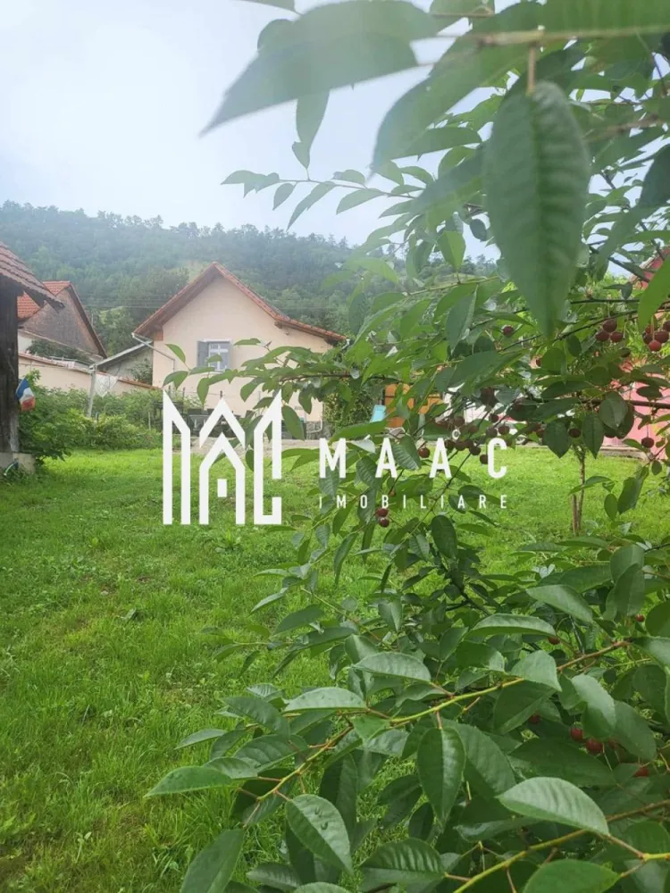 Black Friday Casa 2 corpuri individuale| 30 km de Sibiu | Teren 1500 mp - 🔥 BLACK FRIDAY - Profită de cea mai bună perioadă din an pentru a deveni proprietar! Reducere de 39.000 euro - Preț vechi - 179.000 euro Preț promoțional - 140.000 euro MAAC Imobiliare va propune spre vânzare o proprietate deosebită, situată într-un sat liniștit, la doar 30 km de Sibiu, spre Mediaș. Ideală pentru o familie extinsă sau pentru cei care doresc să îmbine viața la țară cu confortul modern, proprietatea include două case individuale de tip săsesc, complet renovate cu materiale premium. Facilități în sat: Școli primare și gimnaziale Cabinete medicale și stomatologice Magazine alimentare, agricole, de construcții și benzinărie Acces la mijloace de transport: autobuz și tren Utilități și dotări: Suprafață teren: 1500 mp (jumătate teren construibil, jumătate teren agricol) Gaz metan Alimentare cu apă contorizată Tablou electric modern, conform standardelor europene Contract salubritate cu triaj selectiv Internet prin fibră optică DIGI Poartă și portiță cu acces electric + telecomandă și interfon video Sistem de supraveghere video, accesibil prin aplicație mobilă Curte de 210 mp, pavată premium (Elis), sistem de iluminat integrat in pavele, cu brasero(șemineu deschis) pentru seri de relaxare Descrierea proprietății: Casa mică: Bucătărie mobilată și utilată Dormitor Baie modernă cu duș tip italian Casa mare: Parter: Hol de acces Baie de serviciu Bucătărie modernă la comandă, dotată cu electrocasnice premium, noi, în garanție Living generos, cu posibilitate de instalare șemineu Mansarda: Cameră spațioasă de 40 mp, cu baie proprie, ferestre Velux și iluminare cu senzori de mișcare Alte anexe: Beci tip cramă (40 mp), uscat și răcoros Șură mare (90 mp), situată pe teren construibil, ideală pentru transformare în pensiune sau afacere Teren agricol fertil, cu plantație de zmeură, nuc tânăr, vișini, pruni, soc, liliac și mâna Maicii Domnului Această proprietate reprezintă o oportunitate excelentă pentru cei care își doresc un stil de viață liniștit, aproape de natură, fără a renunța la confortul urban. Pentru mai multe detalii sau pentru a programa o vizionare, va rugam specificați telefonic: CP2778731! }}