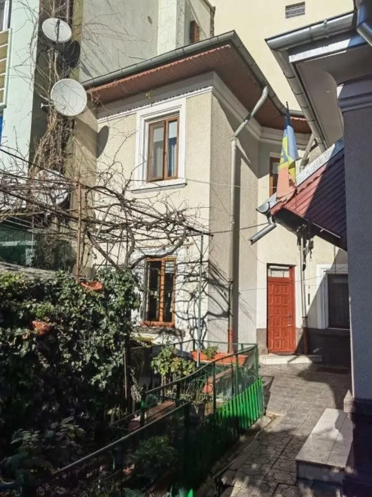Oportunitate investitie in centrul capitalei - Particular ofer spre vanzare o casa individuala, singur in curte si fara risc seismic, situata la intersectia strazii Mihai Eminescu cu strada Toamnei, intr-o zona extrem de atractiva si in acelasi timp linistita si aerisita cu acces rapid si facil la Soseaua Stefan cel Mare, precum si la Calea MOSILOR. Casa este Sp+P+1+Mp si este formata din: 5 camere, 2 bai, o bucatarie, pivnita, camara si pod pe toata suprafata casei ce poate fi mansardat. Imobilul dispune, de asemenea, de curte si propriul garaj. Casa este construita in 1935 din caramida, de a lungul timpului a fost refacuta tencuiala cu glet, instalatiile sanitare, a fost montata centrala proprie pe gaz, curte reamenajata si cu garaj inchis. Casa are doua intrari separate si poate fi impartita in 2 parti daca se doreste o inchiriere a imobilului. Suprafata din acte a imobilului este de 206 mp, din care suprafata construita la sol de 115mp, iar curte are suprafata de 91 mp. Suprafata total construita desfasurata este de 164 mp. Pozitionarea favorabila este sustinuta de accesul facil spre punctele de interes ale zonei: metrou Bucur Obor, la 10 minute, multiple statii STB, Parcul Ioanid, Piata Obor, Piata Romana la 10-15 minute de mers pe jos. Va astept sa descoperiti si alte avantaje ale acestei minunate proprietati situata in inima capitalei. Pentru mai multe detalii, nu ezitati sa ma contactati telefonic la nr: