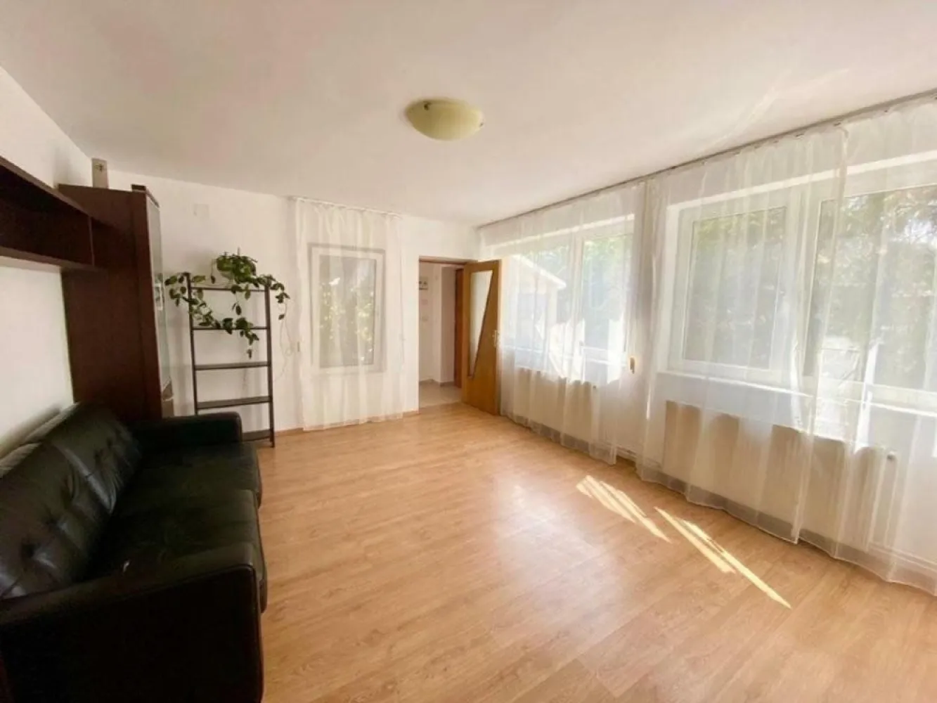 Vila luminoasa Crangasi/ Giulesti, 245 MP construiti, utilitati, 340000 EUR - Proprietar vand casa luminoasa si spatioasa in Bucuresti - zona Crangasi/ Giulesti - Sector 1 Casa este situata pe un teren de 300 m2, iar amprenta la sol a casei este de 104 m2. Suprafata construita este 170 m2 la care se adauga anexele - pod 53,28 m2, beci 13,52 m2, magazie 8,28 m2 - Suprafata totala - 245 mp. Utilitati: - Apa curenta cu canalizare din reteaua publica - Put forat la 38 de m adancime cu apa potabila - Gaz - Electricitate - Infrastructura pentu internet (fibra optica), cablu - Loc de parcare - 2 centrale termice pe gaz Curte: - Gradina cu pomi fructiferi (ciresi, visini, meri), tuya, flori - Magazie de lemn de brad (Hornbach) - depozitare unelte - Magazie spatiu depozitare - Fantana cu alimentare din reteaua publica Planul casei: - Subsol: beci mare si spatios amenajat cu rafturi de depozitare, aerisire si congelator - Parter: Living, bucatarie open space, baie cu cada, un dormitor cu baie proprie cu cada, 2 holuri - Etaj: Dormitor matrimonial, baie cu dus, open space multifunctional si hol. - Mansarda amenajata: Birou cu spatiu de depozitare pretabil dressing si sala mare multifunctionala - pretabila zona cinema Proximitate si amplasament: - Lidl - 5 minute de mers pe jos - Mega Image - 5 minute de mers pe jos - Auchan - 5 minute de mers pe jos - Magazin non stop - 2 minute de mers pe jos - Restaurante fast food, farmacii si alte magazine - 4 minute de mers pe jos - Parc mare la 5 minute de mers pe jos - Autobuz si tramvai - 4 minute de mers pe jos - Metrou Statia Crangasi - 15 minute de mers pe jos - Piata Crangasi - 15 minute de mers pe jos - Scoala 163 (gradinita, scoala primara si gimnaziu), licee: Marin Preda, Colegiul Tehnic Ferioviar Mihai 1 - distanta 10-15 minute de mers pe jos - Terenuri de fotbal Pret: 340000 EURO