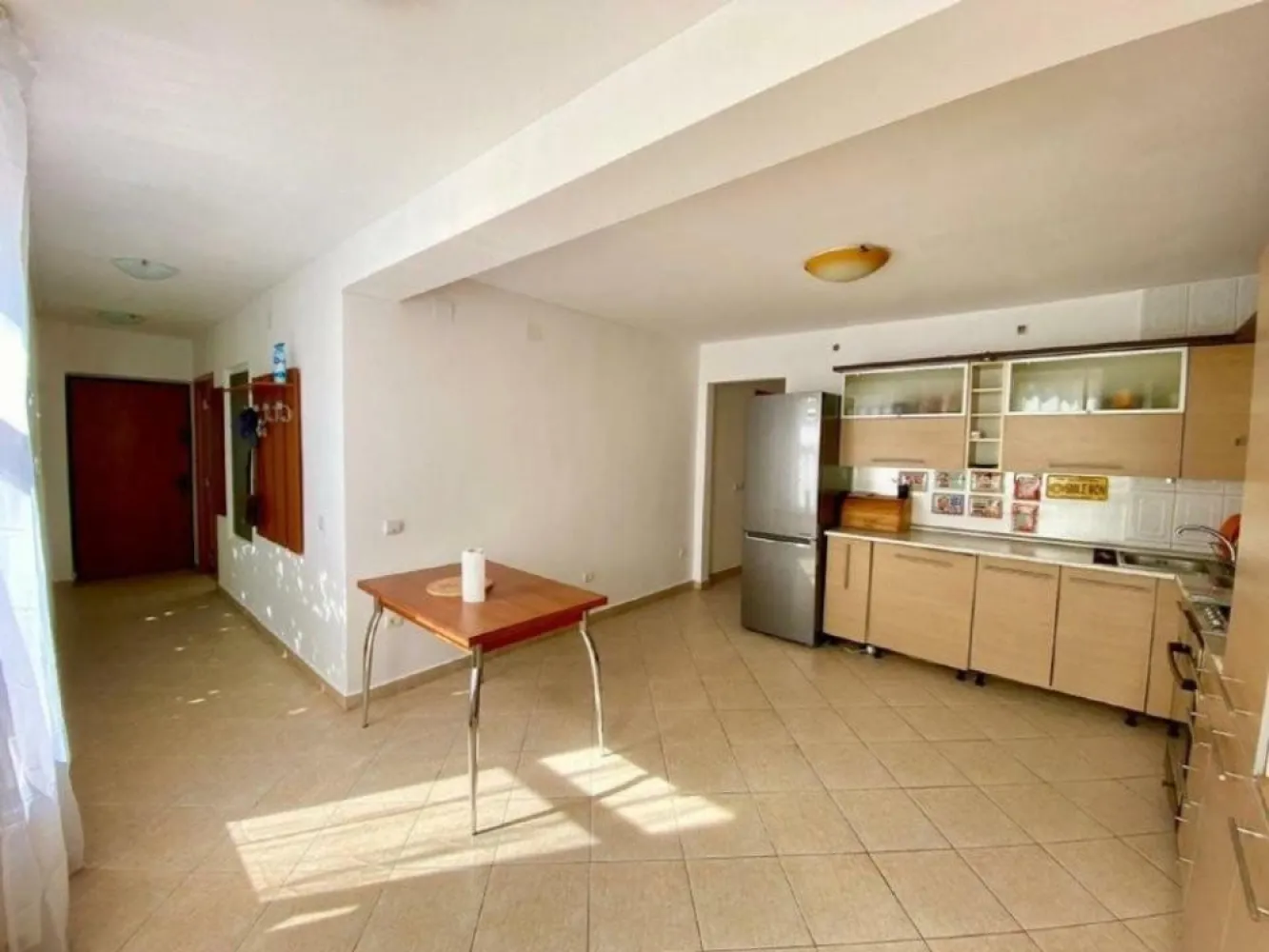 Vila luminoasa Crangasi/ Giulesti, 245 MP construiti, utilitati, 340000 EUR - Proprietar vand casa luminoasa si spatioasa in Bucuresti - zona Crangasi/ Giulesti - Sector 1 Casa este situata pe un teren de 300 m2, iar amprenta la sol a casei este de 104 m2. Suprafata construita este 170 m2 la care se adauga anexele - pod 53,28 m2, beci 13,52 m2, magazie 8,28 m2 - Suprafata totala - 245 mp. Utilitati: - Apa curenta cu canalizare din reteaua publica - Put forat la 38 de m adancime cu apa potabila - Gaz - Electricitate - Infrastructura pentu internet (fibra optica), cablu - Loc de parcare - 2 centrale termice pe gaz Curte: - Gradina cu pomi fructiferi (ciresi, visini, meri), tuya, flori - Magazie de lemn de brad (Hornbach) - depozitare unelte - Magazie spatiu depozitare - Fantana cu alimentare din reteaua publica Planul casei: - Subsol: beci mare si spatios amenajat cu rafturi de depozitare, aerisire si congelator - Parter: Living, bucatarie open space, baie cu cada, un dormitor cu baie proprie cu cada, 2 holuri - Etaj: Dormitor matrimonial, baie cu dus, open space multifunctional si hol. - Mansarda amenajata: Birou cu spatiu de depozitare pretabil dressing si sala mare multifunctionala - pretabila zona cinema Proximitate si amplasament: - Lidl - 5 minute de mers pe jos - Mega Image - 5 minute de mers pe jos - Auchan - 5 minute de mers pe jos - Magazin non stop - 2 minute de mers pe jos - Restaurante fast food, farmacii si alte magazine - 4 minute de mers pe jos - Parc mare la 5 minute de mers pe jos - Autobuz si tramvai - 4 minute de mers pe jos - Metrou Statia Crangasi - 15 minute de mers pe jos - Piata Crangasi - 15 minute de mers pe jos - Scoala 163 (gradinita, scoala primara si gimnaziu), licee: Marin Preda, Colegiul Tehnic Ferioviar Mihai 1 - distanta 10-15 minute de mers pe jos - Terenuri de fotbal Pret: 340000 EURO