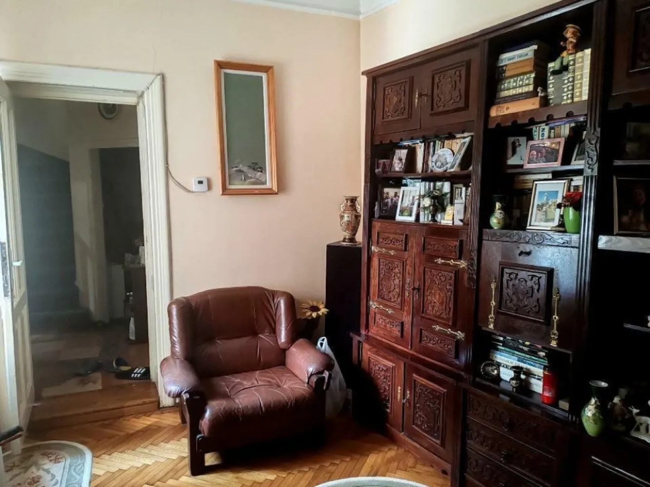 Oportunitate investitie in centrul capitalei - Particular ofer spre vanzare o casa individuala, singur in curte si fara risc seismic, situata la intersectia strazii Mihai Eminescu cu strada Toamnei, intr-o zona extrem de atractiva si in acelasi timp linistita si aerisita cu acces rapid si facil la Soseaua Stefan cel Mare, precum si la Calea MOSILOR. Casa este Sp+P+1+Mp si este formata din: 5 camere, 2 bai, o bucatarie, pivnita, camara si pod pe toata suprafata casei ce poate fi mansardat. Imobilul dispune, de asemenea, de curte si propriul garaj. Casa este construita in 1935 din caramida, de a lungul timpului a fost refacuta tencuiala cu glet, instalatiile sanitare, a fost montata centrala proprie pe gaz, curte reamenajata si cu garaj inchis. Casa are doua intrari separate si poate fi impartita in 2 parti daca se doreste o inchiriere a imobilului. Suprafata din acte a imobilului este de 206 mp, din care suprafata construita la sol de 115mp, iar curte are suprafata de 91 mp. Suprafata total construita desfasurata este de 164 mp. Pozitionarea favorabila este sustinuta de accesul facil spre punctele de interes ale zonei: metrou Bucur Obor, la 10 minute, multiple statii STB, Parcul Ioanid, Piata Obor, Piata Romana la 10-15 minute de mers pe jos. Va astept sa descoperiti si alte avantaje ale acestei minunate proprietati situata in inima capitalei. Pentru mai multe detalii, nu ezitati sa ma contactati telefonic la nr: