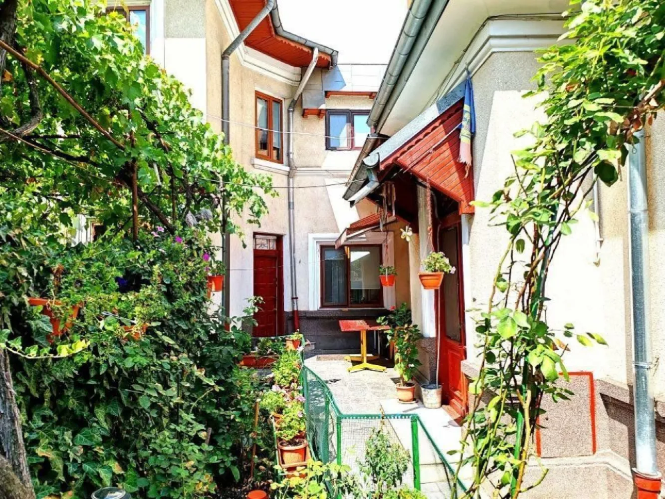 Oportunitate investitie in centrul capitalei - Particular ofer spre vanzare o casa individuala, singur in curte si fara risc seismic, situata la intersectia strazii Mihai Eminescu cu strada Toamnei, intr-o zona extrem de atractiva si in acelasi timp linistita si aerisita cu acces rapid si facil la Soseaua Stefan cel Mare, precum si la Calea MOSILOR. Casa este Sp+P+1+Mp si este formata din: 5 camere, 2 bai, o bucatarie, pivnita, camara si pod pe toata suprafata casei ce poate fi mansardat. Imobilul dispune, de asemenea, de curte si propriul garaj. Casa este construita in 1935 din caramida, de a lungul timpului a fost refacuta tencuiala cu glet, instalatiile sanitare, a fost montata centrala proprie pe gaz, curte reamenajata si cu garaj inchis. Casa are doua intrari separate si poate fi impartita in 2 parti daca se doreste o inchiriere a imobilului. Suprafata din acte a imobilului este de 206 mp, din care suprafata construita la sol de 115mp, iar curte are suprafata de 91 mp. Suprafata total construita desfasurata este de 164 mp. Pozitionarea favorabila este sustinuta de accesul facil spre punctele de interes ale zonei: metrou Bucur Obor, la 10 minute, multiple statii STB, Parcul Ioanid, Piata Obor, Piata Romana la 10-15 minute de mers pe jos. Va astept sa descoperiti si alte avantaje ale acestei minunate proprietati situata in inima capitalei. Pentru mai multe detalii, nu ezitati sa ma contactati telefonic la nr: