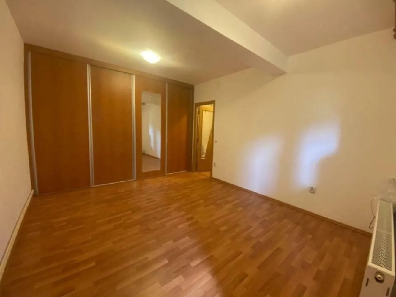 Vila luminoasa Crangasi/ Giulesti, 245 MP construiti, utilitati, 340000 EUR - Proprietar vand casa luminoasa si spatioasa in Bucuresti - zona Crangasi/ Giulesti - Sector 1 Casa este situata pe un teren de 300 m2, iar amprenta la sol a casei este de 104 m2. Suprafata construita este 170 m2 la care se adauga anexele - pod 53,28 m2, beci 13,52 m2, magazie 8,28 m2 - Suprafata totala - 245 mp. Utilitati: - Apa curenta cu canalizare din reteaua publica - Put forat la 38 de m adancime cu apa potabila - Gaz - Electricitate - Infrastructura pentu internet (fibra optica), cablu - Loc de parcare - 2 centrale termice pe gaz Curte: - Gradina cu pomi fructiferi (ciresi, visini, meri), tuya, flori - Magazie de lemn de brad (Hornbach) - depozitare unelte - Magazie spatiu depozitare - Fantana cu alimentare din reteaua publica Planul casei: - Subsol: beci mare si spatios amenajat cu rafturi de depozitare, aerisire si congelator - Parter: Living, bucatarie open space, baie cu cada, un dormitor cu baie proprie cu cada, 2 holuri - Etaj: Dormitor matrimonial, baie cu dus, open space multifunctional si hol. - Mansarda amenajata: Birou cu spatiu de depozitare pretabil dressing si sala mare multifunctionala - pretabila zona cinema Proximitate si amplasament: - Lidl - 5 minute de mers pe jos - Mega Image - 5 minute de mers pe jos - Auchan - 5 minute de mers pe jos - Magazin non stop - 2 minute de mers pe jos - Restaurante fast food, farmacii si alte magazine - 4 minute de mers pe jos - Parc mare la 5 minute de mers pe jos - Autobuz si tramvai - 4 minute de mers pe jos - Metrou Statia Crangasi - 15 minute de mers pe jos - Piata Crangasi - 15 minute de mers pe jos - Scoala 163 (gradinita, scoala primara si gimnaziu), licee: Marin Preda, Colegiul Tehnic Ferioviar Mihai 1 - distanta 10-15 minute de mers pe jos - Terenuri de fotbal Pret: 340000 EURO