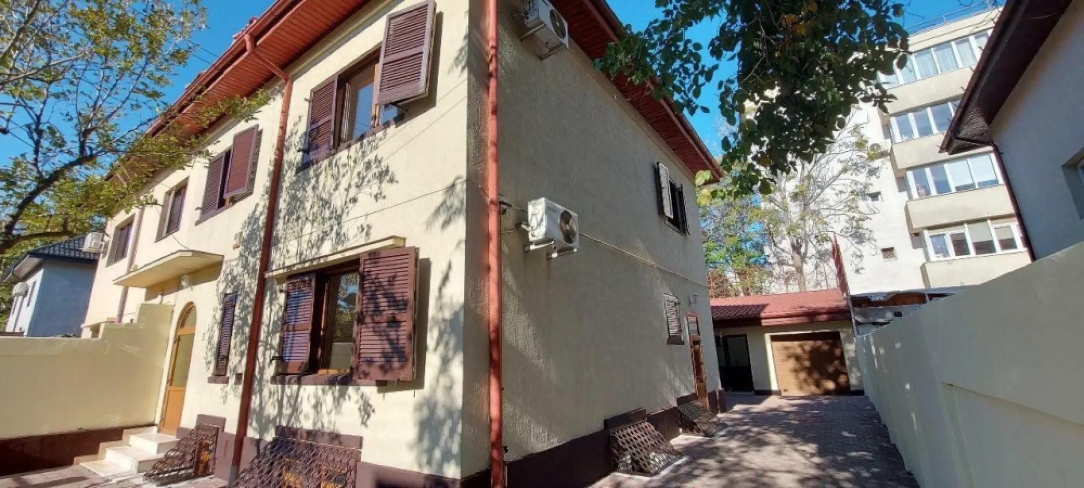 Vila de vanzare direct de la proprietar. - Destinatie : sediu firma, clinica stomatologica/ medicala, cabinet notarial/ avocatura, locuinta privata. Zona : Bdul. Decebal, sector 3, BUCURESTI, zona linistita si accesilbila. An constructie : 1940, structura rezistenta/ plansee din beton + pereti caramida. Suprafata teren : 295 mp Suprafata utila : 312,66 mp Regim inaltime : D+P+E+M +Anexa+Garaj. Demisol = 62,40 mp / include 1 bucatarie utilata (mobilier, chiuveta, plita gaz), 1 sala pentru luat masa, 1 camera tehnica, 1 camera pentru depozitare. Ferestrele camerelor sunt de dimensiuni medii, access lumina naturala destul de bun, sunt prevazute curti engleze la exterior pentru siguranta. Parter = 64,61 mp / include 2 intrari, una principala, generoasa cu loc pentru receptie, 1 hol si access la casa scarilor pentru etaj, 1 sala mare ideala pentru birou open space sau living, 1 camera in care poate fi organizat un birou separat sau un dressing sau un dormitor, 1 baie de serviciu. Cealalta intrare secundara se afla pe o laterala a casei cu access catre hol si demisol. Etaj = 67,10 mp / include 2 camere spatioase care pot fi organizate in birouri sau dormitoare, 1 baie completa de dimesiuni mari. Mansarda = 71,75 mp / include un spatiu open space generos care poate fi organizat in birouri sau camera pentru tineret sau biblioteca sau zona de relaxare, 1 baie completa. Anexa + Garaj = 46,80 mp / nu sunt lipite de corpul casei, anexa poate fi organizata ca un birou/cabinet separat sau sala de sedinte sau zona de agrement sau sala de sport, 1 baie completa. Access la garaj pentru 1 auto, usa garaj actionata electric. Curte = 183,59 mp / singur in curte, amenajata cu un mic spatiu verde la intrare si cu pavele pe toata suprafata, accessul in curte se face direct din strada prin deschiderea portilor actionate electric din telecomanda, spatiu suficient pentru parcarea a 3-4 auto in functie de dimensiuni, se poate organiza si un spatiu de agreement. Dotari : -Apa, canalizare, gaz, electricitate, cablu net/tv; -Izolatie termica exterioara â€“ certificat clasa energetica B; -Sistem alarma; -AC in toate camerele; -Centrala termica gaz 55KW, boiler suplimentar gaz, sistem evacuare apa in caz de inundare demisol; -Ferestre cu tamplarie PVC Rehau (culoare maro) si geam termopan LowE; -Ferestre mansarda Velux cu jaluzele; -Obloane la toate ferestrele din lemn stejar; -2 intrari in casa cu usi duble pvc+geam termopan/stejar; -Hol intrare principala pavat cu marmura, in toata casa este montat parchet din stejar, gresie si faianta in bai si bucatarie. La demisol avem podea din beton amprentat; -Usi interior din lemn stratificat de stejar; -Scari acces etaj si mansarda din lemn stejar; -Acoperis tabla Lindab; DISPONIBILA PENTRU MUTARE IMEDIATA !!!